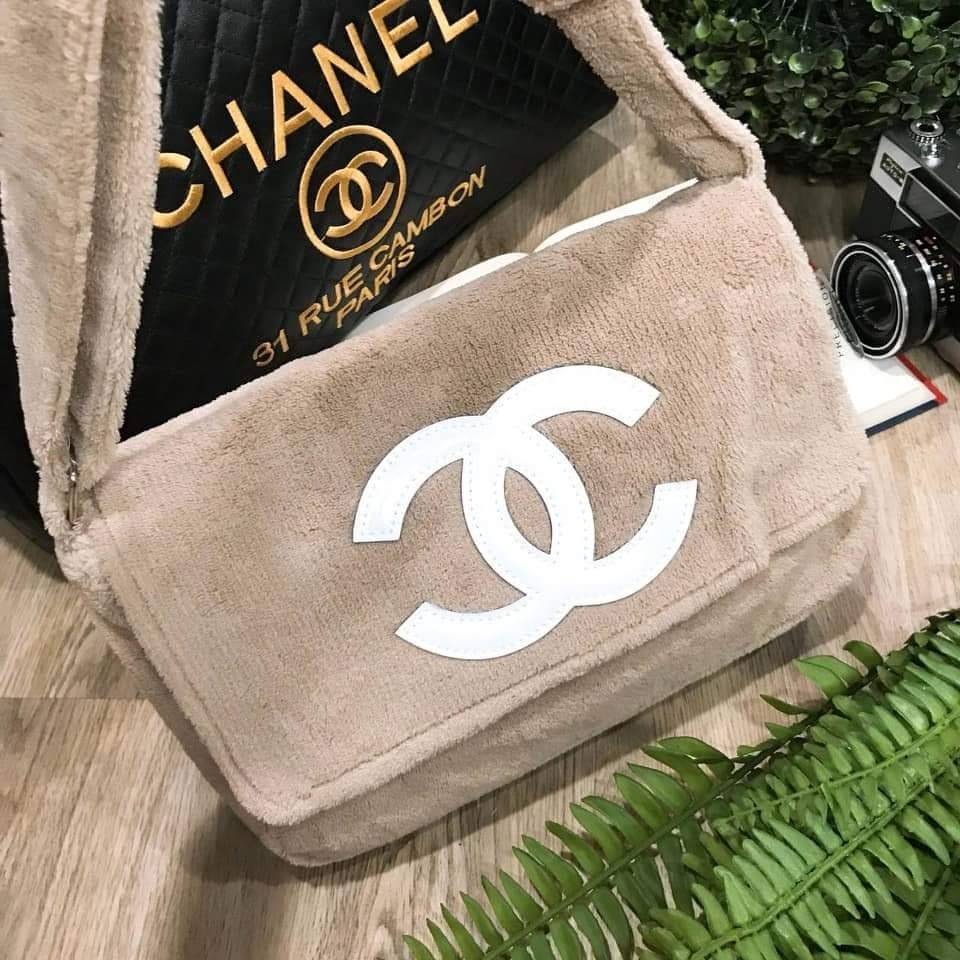 Chanel Beaute Crossbody Bag กระเป๋าสะพาย VIP. GIFT ของแท้ จาก Chanel Cosmetic วัสดุขนวูฟสีดำหนานุ่ม ตัดโลโก้แบรนด์หนังแก้วสวยโดดเด่น น้ำหนักเบา เปิดปิดด้วยฝาปิดกระดุมแม่เหล็ก ใบใหญ่กำลังดี ใส่ iPad, กระเป๋าสตางค์ใบยาว, และของจุกจิกได้เยอะ มาพร้อมสายยาวเลื