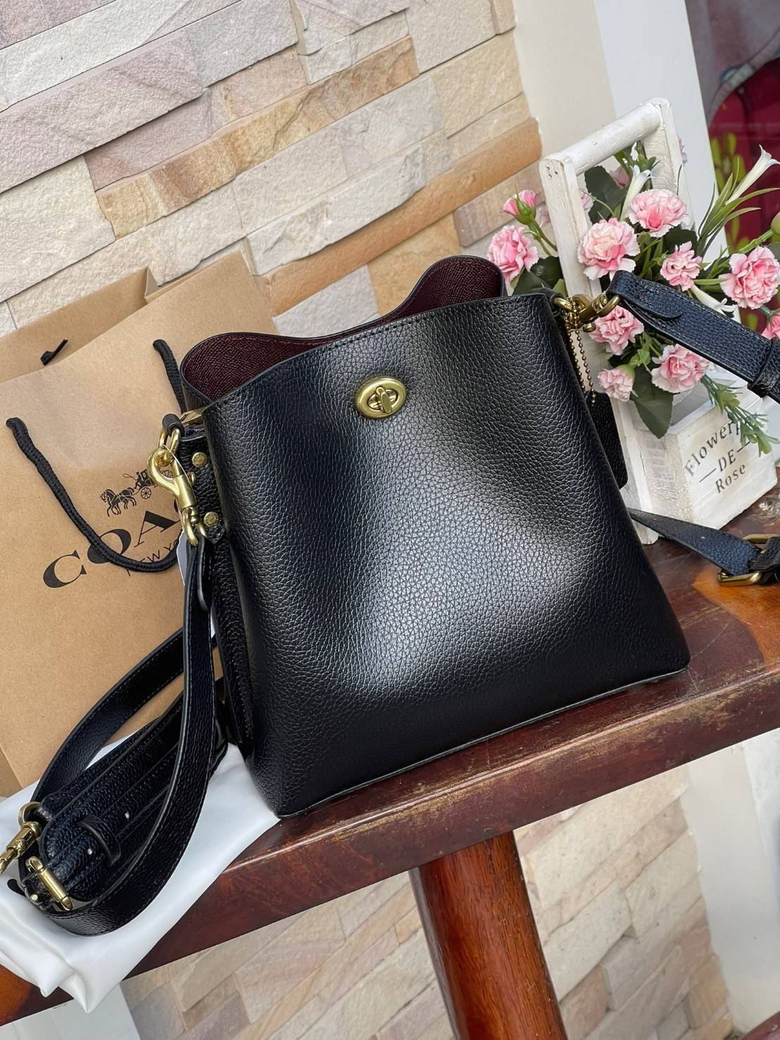 Coach Willow Bucket Bag In Colorblock รุ่นใหม่สุดปัง เป็นกระเป๋าสไตล์ใช้ได้ทุกวัน จุของได้เยอะและน้ำหนักเบา ไซส์กลางใช้หนังลายกรวด มีช่องใส่ของ 2 ช่องและมี 1 ช่องซิปตรงกลางไว้สำหรับใส่ของสำคัญ เปิดปิดแบบ turnlock ถือคล้องแขนหรือสะพายไหล่หรือสะพายข