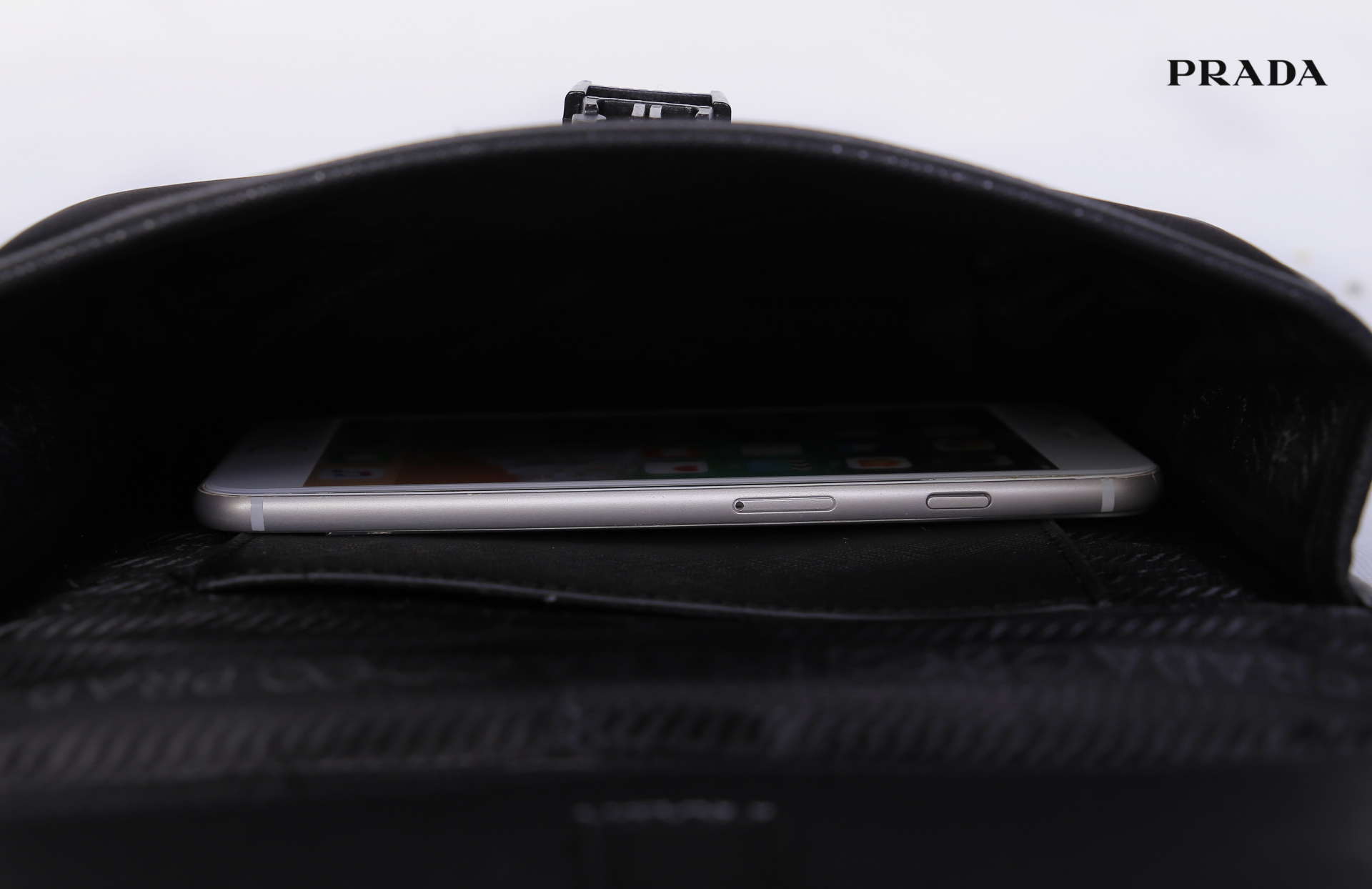 Prada NYLON & Saffiano crossbody bag กระเป๋าสะพายขนาดกำลังน่ารัก วัสดุ NYLON ผสม หนังลาย Saffiano ขนาดกำลังพอดี อยู่ทรง