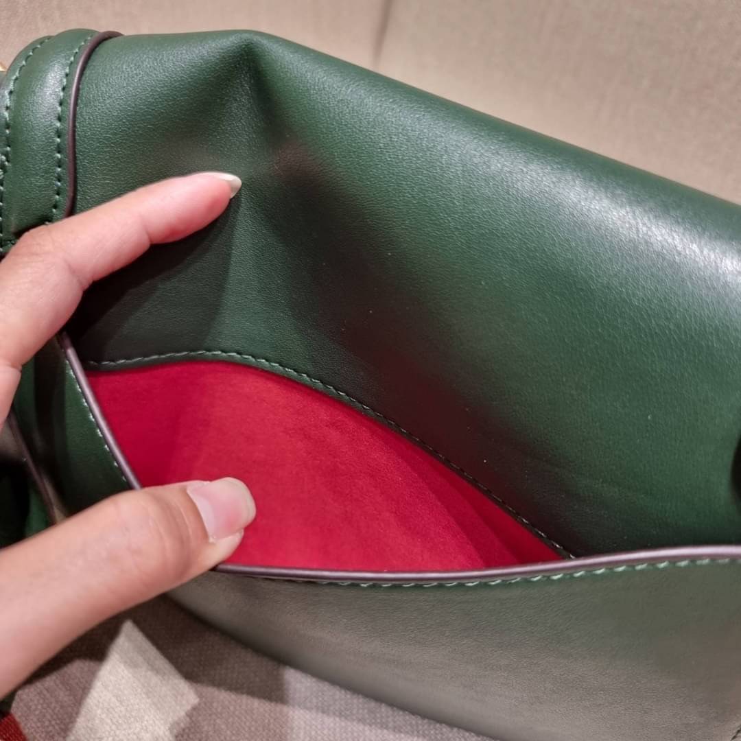 COACH C0749 BEAT SADDLE BAG The best item! ที่สาวๆรอคอย! ฮอตไฟลุก! สีหายาก ละมุนคุณหนู คอลเลคชั่นใหม่ ดีไซน์หรูหรา พิเศษมากๆมาพร้อมสายสะพาย 2 เส้น ใช้คู่กันหรือแยกสะพายก็สวยครบสูตร กระเป๋าสะพายทรง saddle คลาสสิค วัสดุหนัง glove-tanned ทนทาน เปิด-ปิดด้วยกร