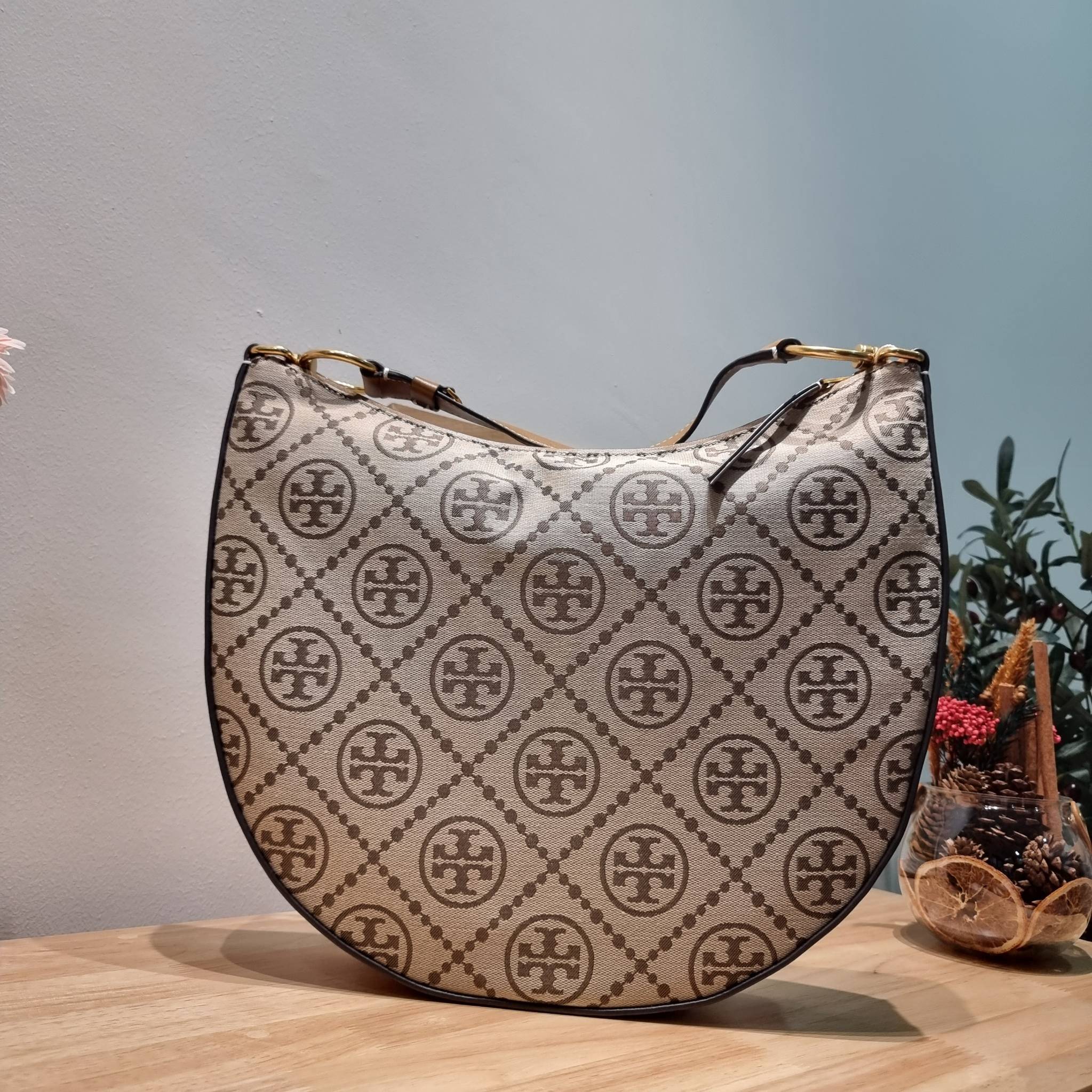 ใบใหญ่ 35cm Tory Burch T Monogram Medium Crescent Bag / TORY BURCH T MONOGRAM JACQUARD CRESCENT BAG ไซส์ใหญ่กับไอเท็มสุดร้อนแรง เซเลปรีวิวเยอะมาก!! สาวๆตามหากันไปอีก กระเป๋าทรง half moon ที่ดีไซน์บนผ้า jacquard ลวดลายซิกเนเจอร์ เรียบหรู ผู้ดีมากแม่! มาพร้