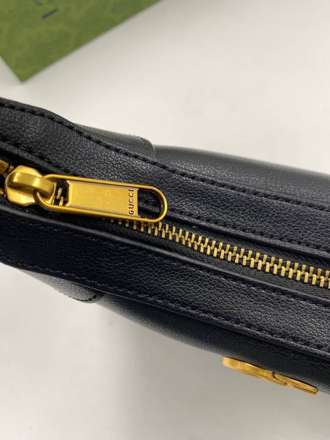 GUCCI Aphrodite small shoulder bag กระเป๋าสะพายทรงคลาสสิค ดีไซน์ย้อนยุคผสานความโมเดิร์นด้วยรูปทรงพอช ที่ใช้งานได้ทุกสไตล์ วัสดุหนังแคนวาส ทนทาน ภายในกระเป๋าเป็นช่องโล่ง