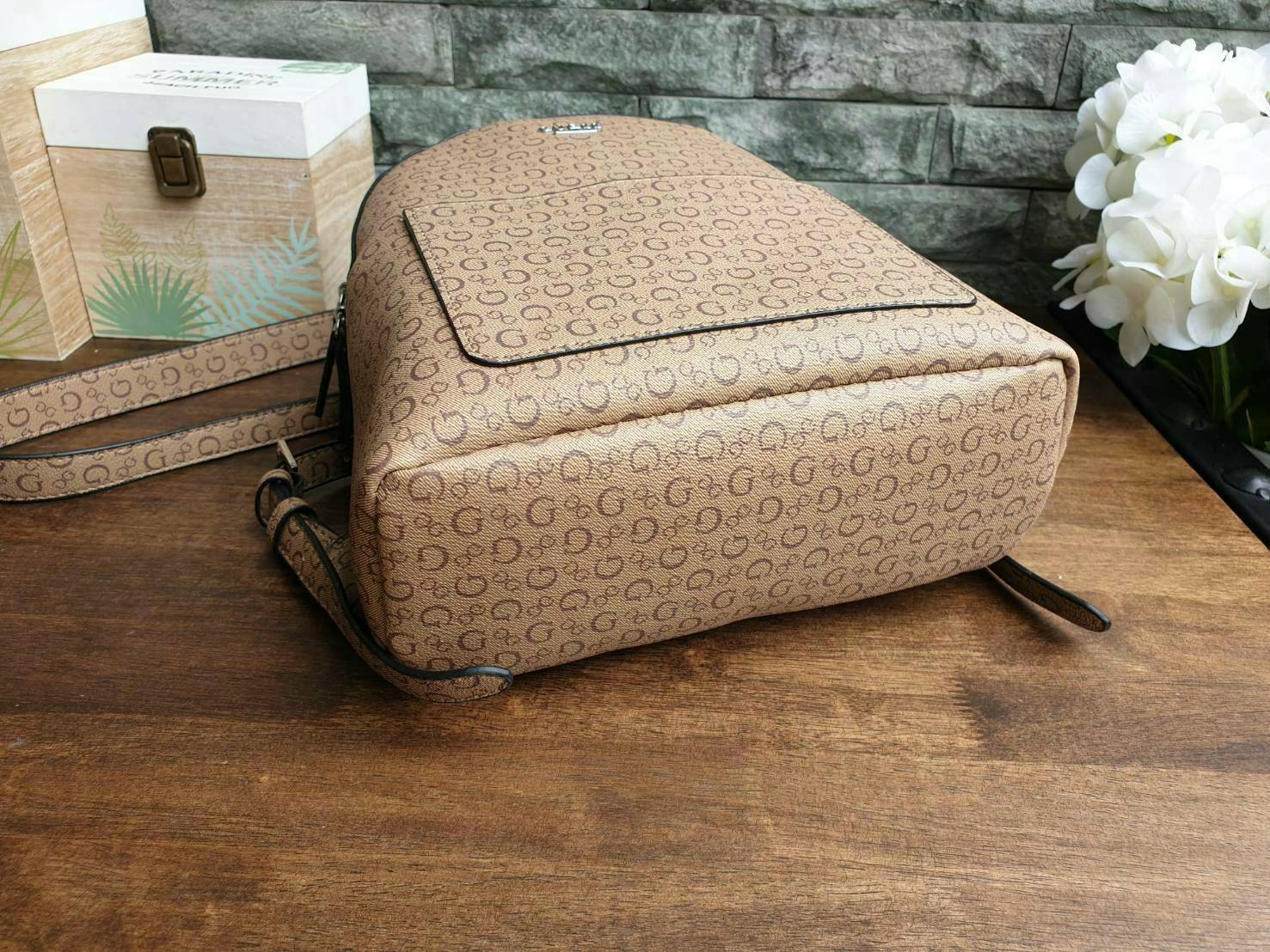 GUESS WOMAN'S BACKPACK กระเป๋าสะพายเป้ขนาดกำลังดี วัสดุหนังแกะสังเคราะห์ โลโก้รอบใบ หนังสวย น้ำหนักเบามากกกๆ!! กันน้ำ ทำความสะอาดง่าย มีหูหิ้วเเละสายสะพายหลังเลื่อนปรับได้ 5 ระดับ ด้านหน้าประดับโลโก้แบรนด์ อะไหล่เงิน และ มีช่องใส่ของ 1 ช่อง เปิดปิดด้