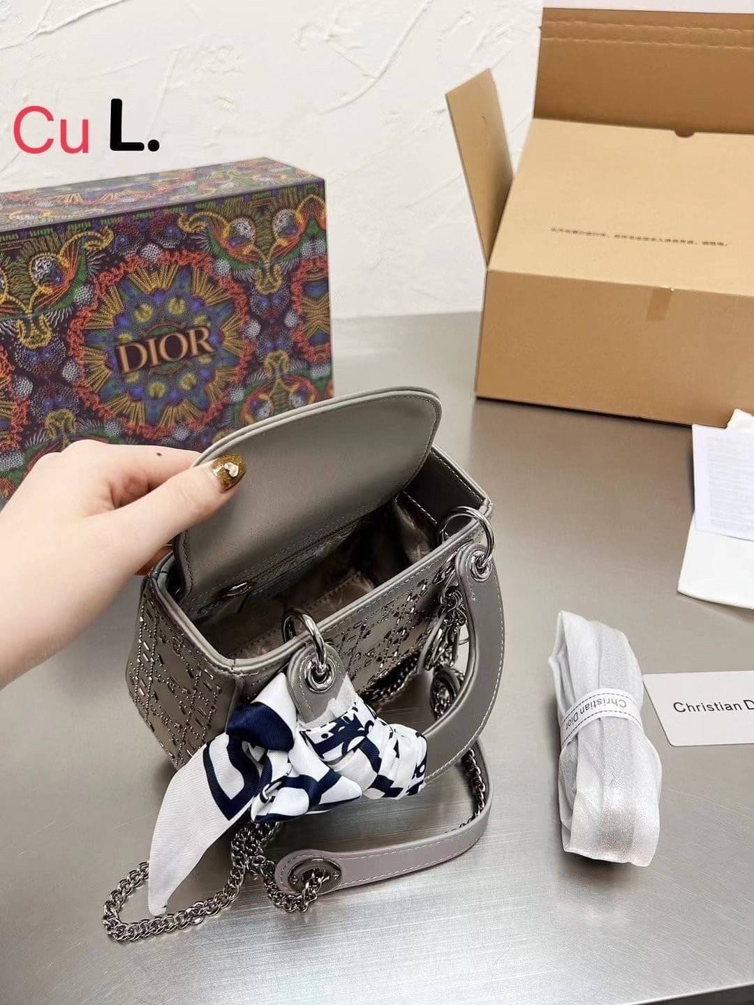 DIOR Lady Diamond Rhombus Handbag / DIOR Satin Crystal Cannage Mini Lady กระเป๋าสะพายข้างตกแต่งหมุดเต็มใบ ไม่มีคือพลาด หรูจริงอะไรจัง ทรงกล่องคลาสสิค มีหูจับในตัวและสายครอสบอดี้สุดเลิศ