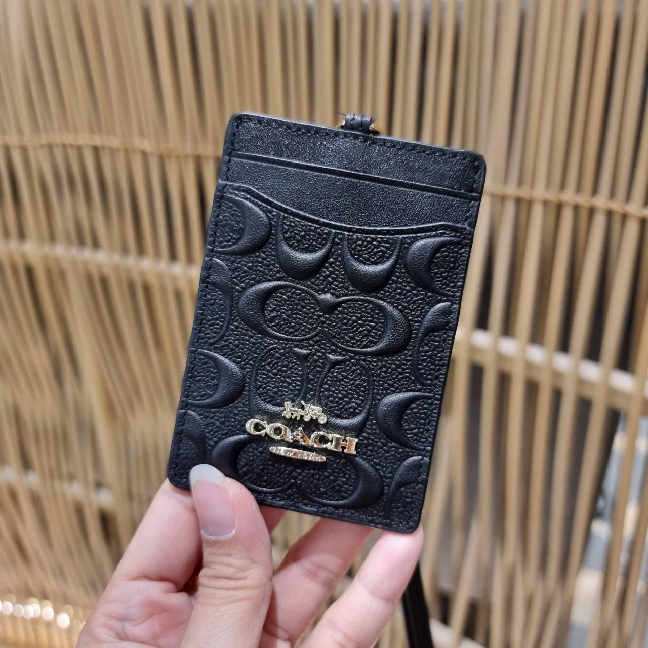 COACH ID LANYARD IN COLORBLOCK SIGNATURE CANVAS ง่ายๆแบบไม่ธรรมดา!! คลาสสิคแต่มีดีเทลโดดเด่น!! กระเป๋าถนอมบัตร พร้อมสายคล้องคอ ดีไซน์ลวดลายสวย ดูดีทุกแบบ ใช้งานง่าย พกพาสะดวก จะใส่บัตรพนักงาน บัตรเครดิต บัตรปชช. ใบขับขี่ และบัตรอื่นๆที่อยากจะใส่!! ตามใจไป