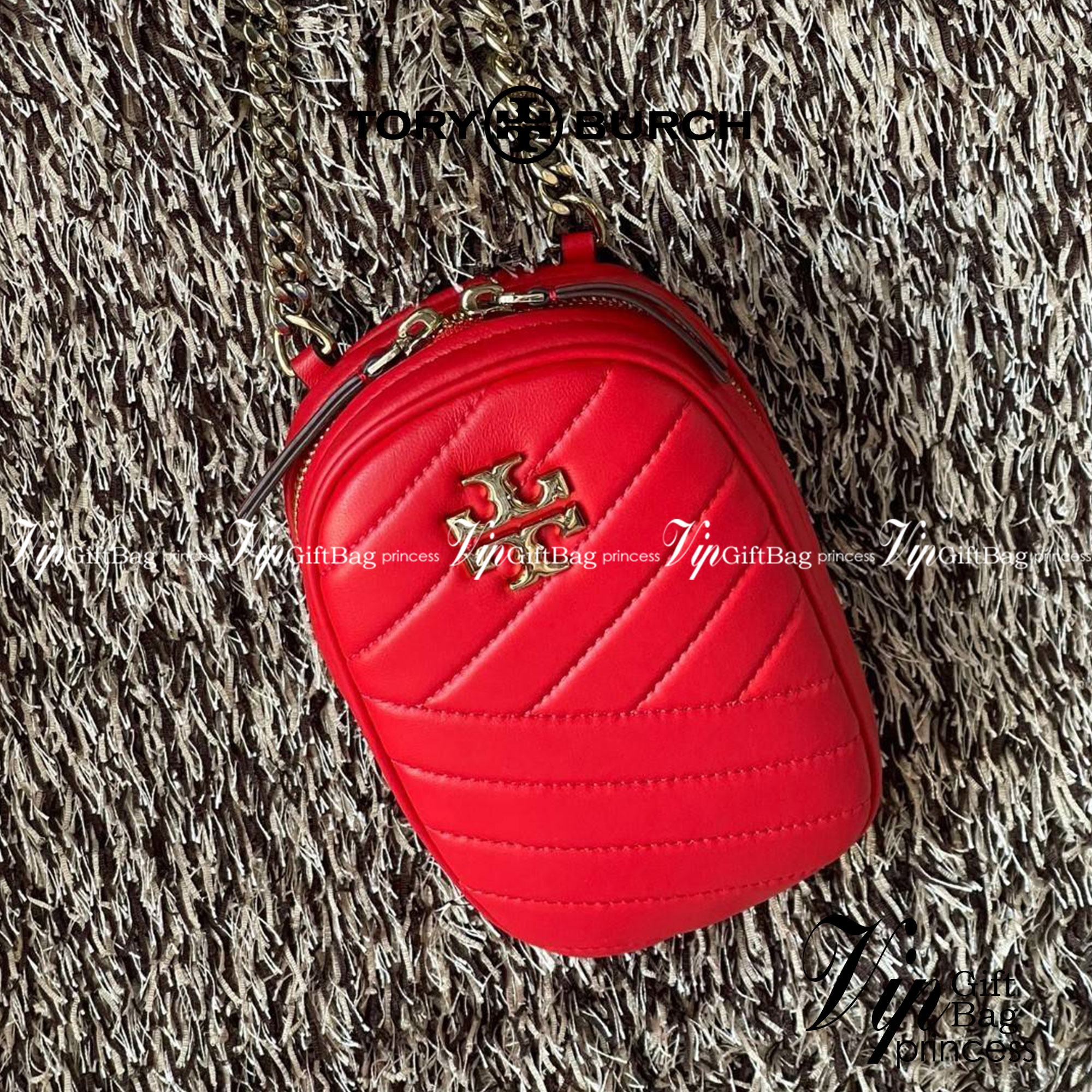 Tory burch kira chevron n/s crossbody bag กระเป๋าสำหรับใส่มือถือหรือของจุกจิกต่างๆ ได้กลายมาเป็นแฟชั่นสุดร้อนแรงแห่งปี คอลเลคชั่นนี้ออกมาเพื่อเอาใจสาวๆโดยเฉพาะ สีสันสุภาพเพื่อให้แมทช์กับสีสันของเสื้อผ้า ได้ง่าย ภายในยังสามารถแบ่งสันปันส่วนไว้สำหรับใส่บัตร