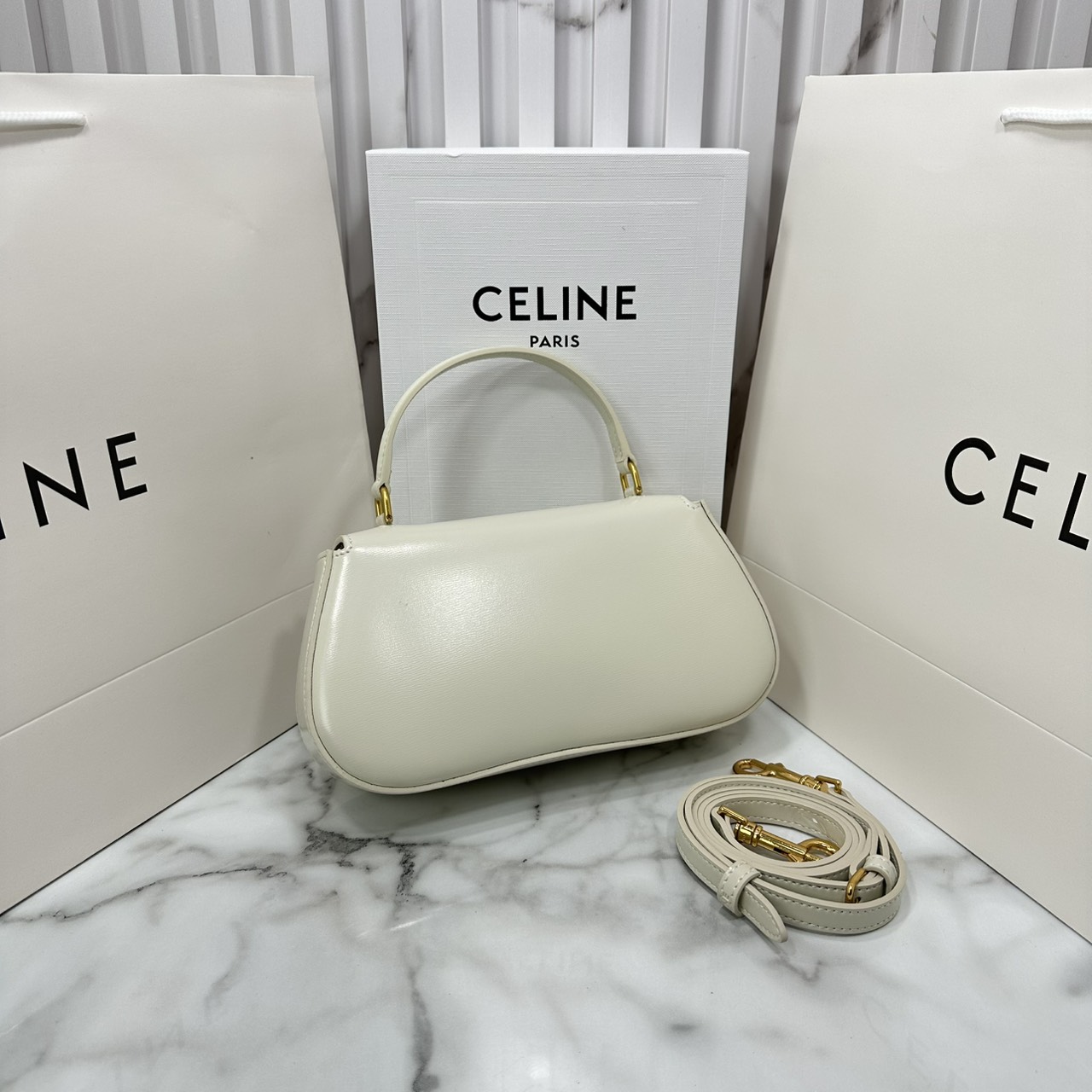 ORI หนังแท้ | CELINE TEEN CELINE LOLA IN shiny calfskin กระเป๋าสะพายทรงคลัช หนังเรียบผิวสัมผัสนุ่มลื่น คอลเลคชั่น Essentials เหนือกาลเวลาสำหรับผู้หญิงและผู้ชาย
