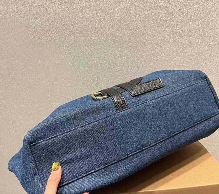 YSL Vavin Tote in Denim Classic 16" / YSL SHOPPING E/W IN SUPPLE LEATHER รุ่นเดนิม กระเป๋าทรงโท้ทใบใหญ่ หน้าโลโก้ใหญ่โดดเด่น ช่องกว้างใช้งานง่าย ภายในโล่งกว้างมาก ใส่ของได้สบาย หิ้วไปเที่ยวต่างจังหวัด สะพายไปต่างประเทศตามใจ!! เลิศตรงที่ดีไซน์ใบนี้เป็