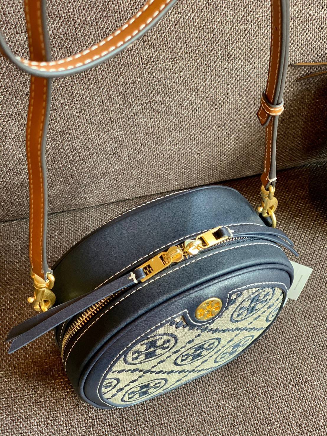 TORY BURCH T MONOGRAM JACQUARD CIRCLE BAG ((Large size)) พร้อมส่งที่ไทย สวยก่อนใครที่นี่! กระเป๋าจาก Tory burch รุ่นนี้มาในสไตล์ทรงวงกลม สุดคลาสสิค ดูคล่องตัวมากขึ้น วัสดุJacquardทอลายแบรนด์+ขอบหนังแท้ ได้ลงตัวสวยงามอยู่เหมือนเดิมค่ะ
