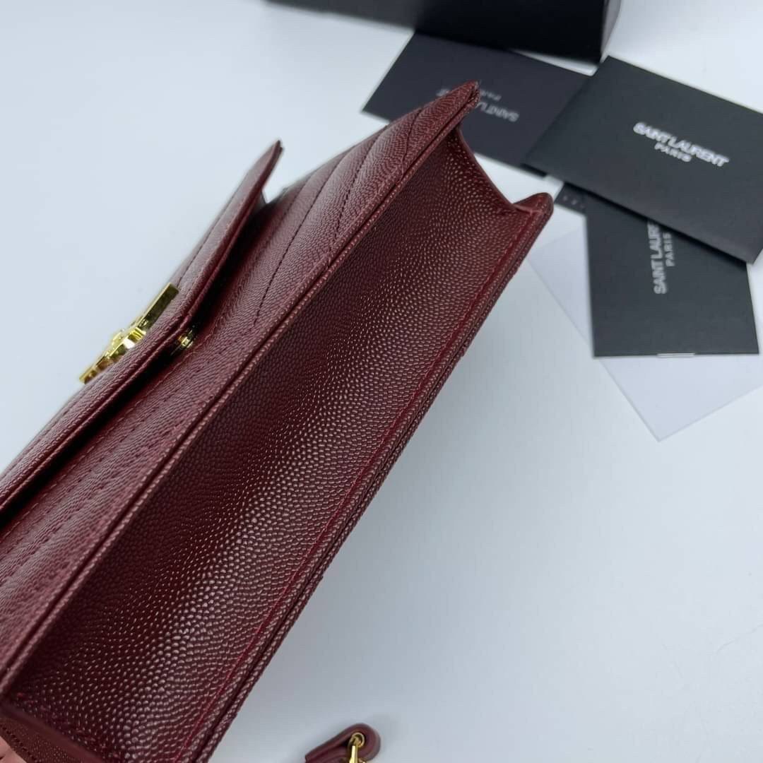 หนังแท้ YSL Yves Saint Laurent Envelope WOC 7.5” รุ่นฮอตปรอทแตก ทรงฐานตั้งได้ เป็นการดีไซน์กึ่งกระเป๋าสตางค์ ที่มาพร้อมสายสะพายยาว (เป็นสายโซ่ที่ต่อกับหนัง) สายถอดได้ (ปรับระดับไม่ได้) ถือเป็นคลัชก็สวยมากเลยค่ะ เป็นอีกหนึ่งรุ่นที่ให้ความรู้สึกเรียบแต่โก้ห