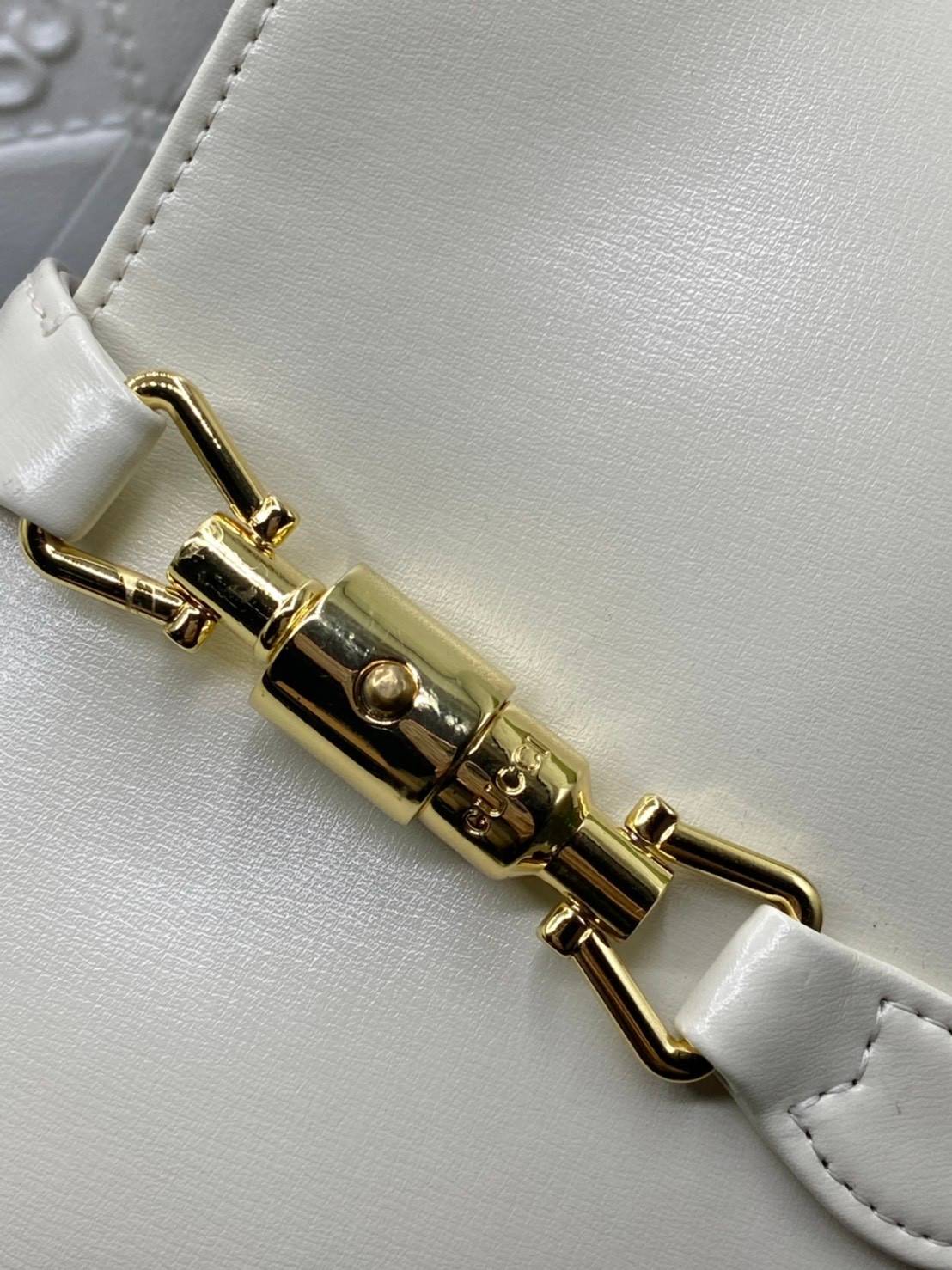 VIP GIFTbag 】หนังแท้ GUCCI Jackie 1961 mini shoulder bag กระเป่ารุ่นฮิตจาก Gucci ต้องบอกเลยว่าสำหรับสาวๆหลายคนนั้น ที่ชื่อชอบ หรือเป็นสาวกกลับแบรนด์อย่าง Gucci ต้องบอกเลยนะว่าสำหรับรุ่นนี้ห้ามพลาดไปทีเดียว บอกว่าได้เป็นตำนานควาวินเทจได้อย่างดี โดยขนาดของต