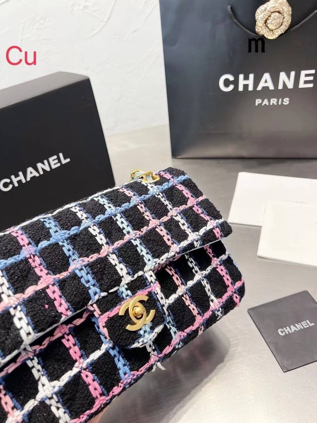 CHANEL Tweed Flap Bag 25cm ลุคคุณหนูไม่ควรพลาด Collection นี้เลย ลวดลายบนกระเป๋าแบบกราฟฟิคมีเท็กเจอร์ ทำให้กระเป๋าดูมีราคามากยิ่งขึ้น สะพายใช้งานได้หลายโอกาส ไม่ว่าจะไปเที่ยวหรือไปงานเลี้ยงสังสรรค์ก็เหมาะสมเป็นอย่างยิ่งเลยค่ะ