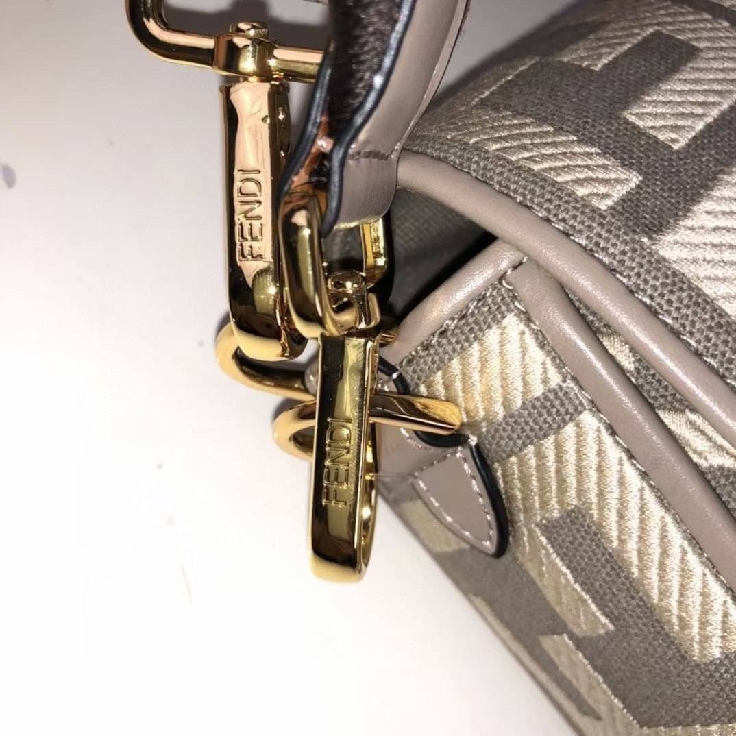 หนังแท้ Fendi Baguette bag in canvas with FF monogram medium กระเป๋าสะพายอันเป็นเอกลักษณ์ งานหนังแท้พร้อมทอลายนูน FF ที่มีการปักแบบทูโทน ตัดแต่งด้วยหนังและประดับด้วยตัวล็อค FF มาพร้อมสาย 2 แบบ สำหรับคล้องแขน และสายครอสบอดี้สีทูโทน ภายในเป็นช่องโล่ง ใส่โทร