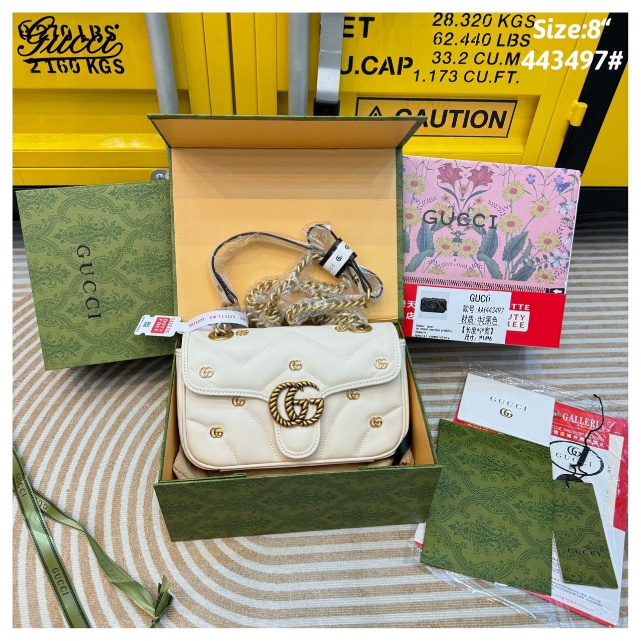 GUCCI GG Marmont Shoulder Bag with monogram-plaque กระเป๋าสะพายรุ่นคลาสสิค ดีไซน์ใหม่ ตกแต่งโลโก้ GG เต็มใบ เพิ่มความลูกคุณลักชูไปอีก สีสวยขับผิว ดูแพง อัพลุคได้สบายๆ