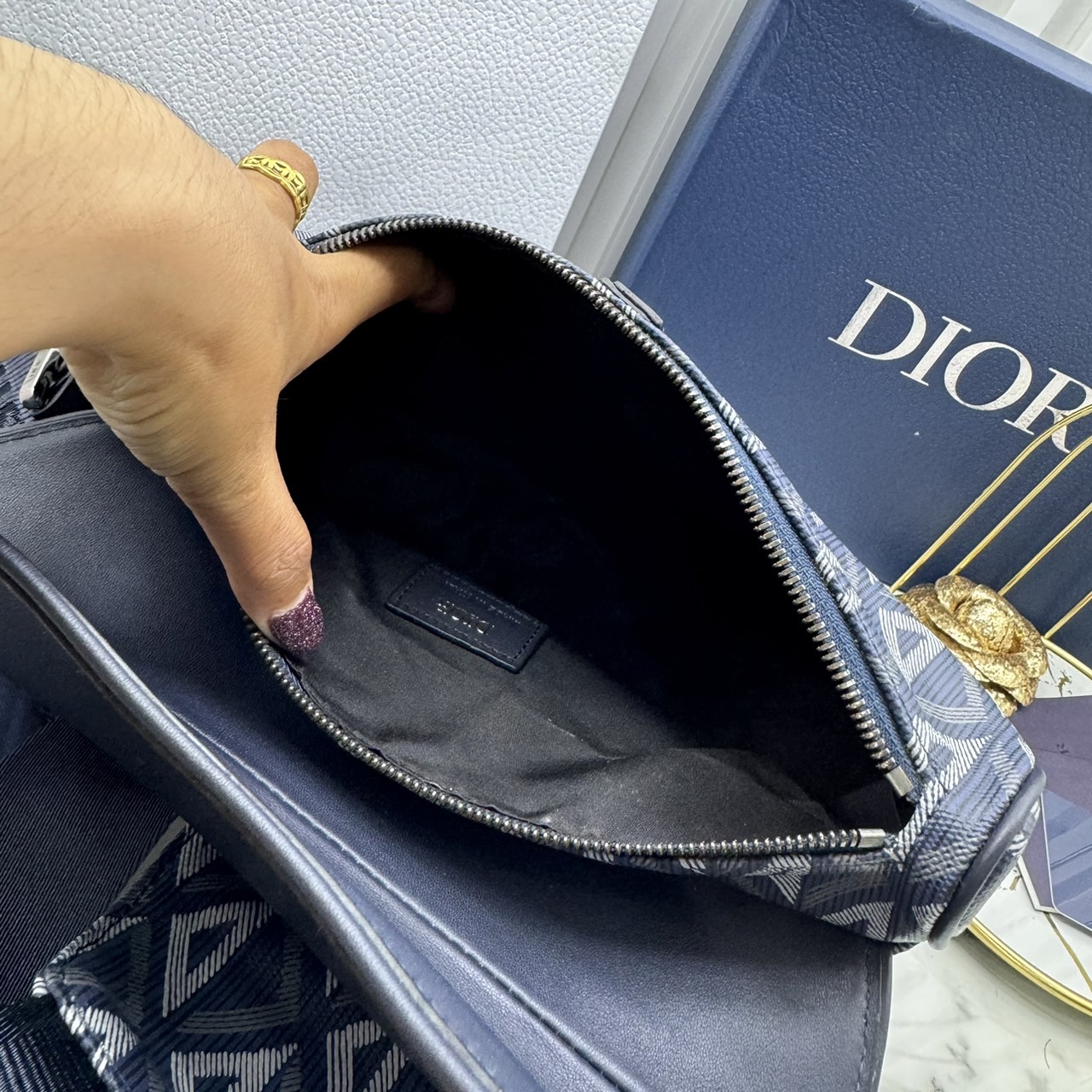 DIOR Saddle Bag CD Diamond canvas and smooth leather กระเป๋าคาดอก หรือสะพายไหล่ได้ สไตส์แบรนด์หรู รูปแบบใหม่ของ CD คลาสสิก เกรดออริ 1:1 ใช้งานต่างประเทศได้