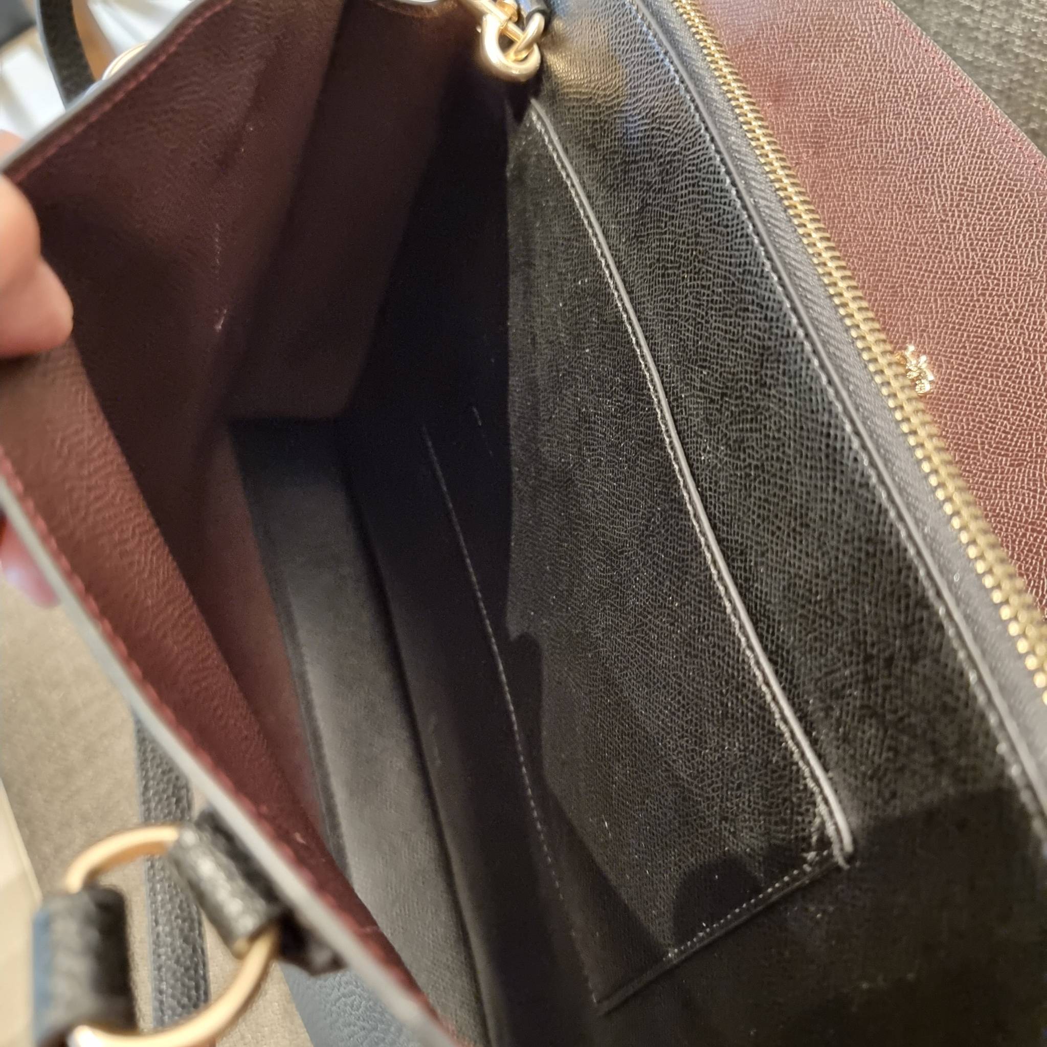 COACH C4075 TATUM CARRYALL IN SIGNATURE CANVAS คอลเลคชั่นใหม่ล่าสุด จัดมาให้ได้สวยก่อนใคร สวยหรูทุกสี!! ลุคผู้ดีต้องมาอีกหนึ่ง กระเป๋าสะพายทรงสวย ที่มาพร้อมสายสะพายไหล่ในตัว และสายครอสบอดี้สำหรับสะพายข้าง วัสดุหนัง crossgrain สวยคมมากๆ ตัวกระเป๋าถูกแบ่งเป