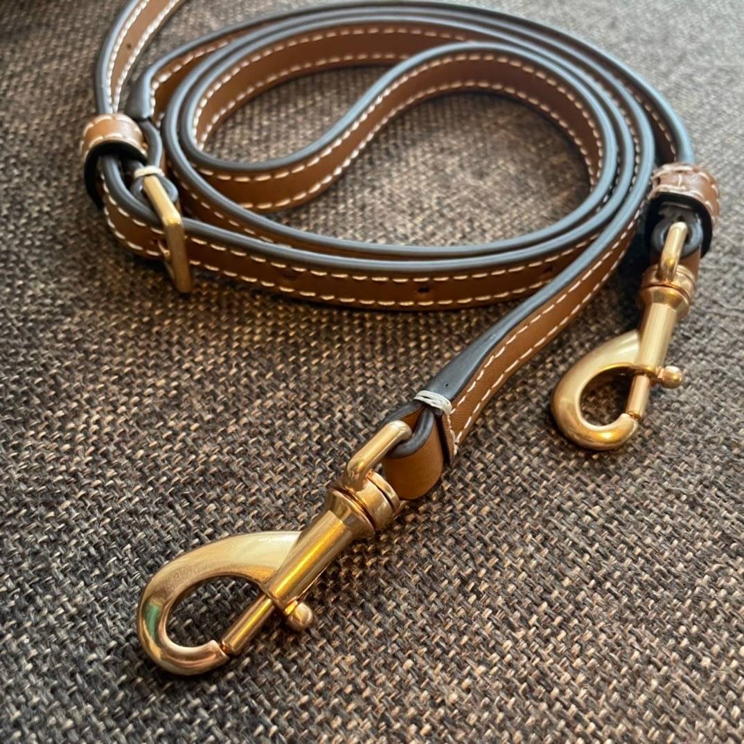 Tory Burch T Monogram Embossed Mini Bucket Bag กระเป๋าทรงถังขนาดเล็ก ประดับด้วยลวดลายอันเป็นสัญลักษณ์ของแบรนด์ ถูกประดิษขึ้นด้วยความพิถีพิถันวัสดุหนังอย่างดี ด้านในบุด้วยหนังไมโครซูแอคเนื้อนุ่มทำความสะอาดง่าย อะไหล่ทองหรูหรา มาพร้อมสายยาว ปรับสายได้ ถอดสา