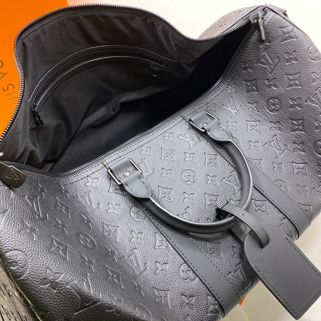 สลับแท้ LV Keepall Bandoulière 50 Bag กระเป๋าเดินทางหนังแท้ Monogram Shadow ปั้มลายนูน หรูหราและเทห์อย่างลงตัว เป็นรุ่นที่ขายดีตลอดกาล