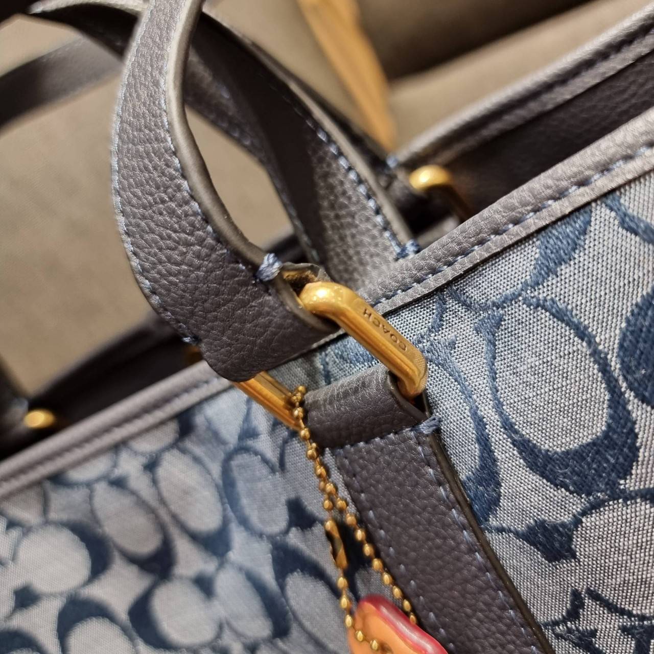 COACH C8182 HUDSON DOUBLE HANDLE TOTE IN SIGNATURE CHAMBRAY ใหม่ล่าสุด กระเป๋าทรงโท้ทใบใหญ่ ที่จุดของความจุ ใส่ได้แบบคุ้มๆไปเลย วัสดุผ้าแชมเบรย์ตัดด้วยหนัง pepble สวย คม ดูดี ปากกระเป๋ามีกระดุมแม่เหล็กปิดกันของหล่นได้ ภายในโล่งกว้างมาก ซิกเนเจอร์รุ่นนี้คื