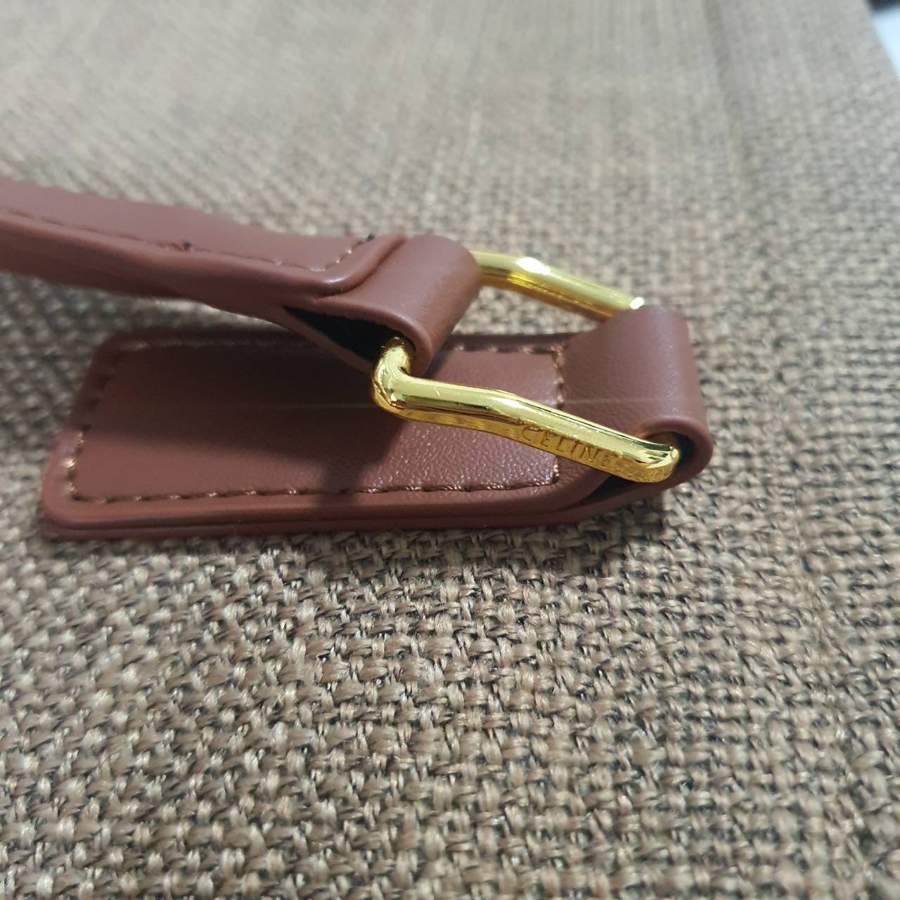 พร้อมส่งที่ไทยกับ CELINE TOTE BAG VIP GIFT WITH PURCHASE (GWP) พรีเมี่ยมกิ๊ฟ Limited Edition จาก PERFUME DUTYFREE COUNTER กระเป๋าสะพายทรง TOTE สุดชิค วัสดุผ้าแคนวาสเต็มใบสกรีนโลโก้แบรนด์ด้านหน้า ด้านในมีข่องใส่ของโล่งกว้าง ใส่ Notebooks ได้ พร้อมช่องซิปอี