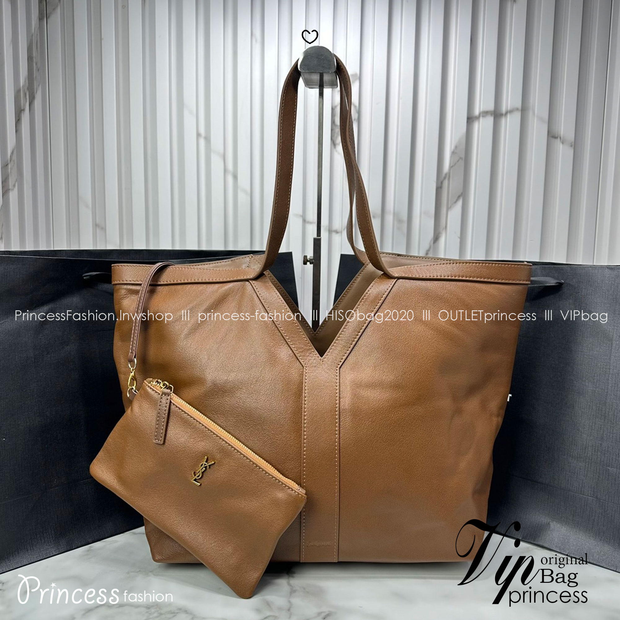 YSL Y TOTE IN LEATHER BAG กระเป๋าสะพายทรงโท้ทใบใหญ่ รุ่นใหม่ล่าสุด งานหนังแท้สวยเต็มใบ ดีไซส์เรียบหรูดูแพงอย่างแท้จริง ภายในโล่งกว้างมาก จุของได้เยอะสุด เอาใจสายแบกแต่ยังคงความหรูไว้ในตัวอย่างแน่นอน