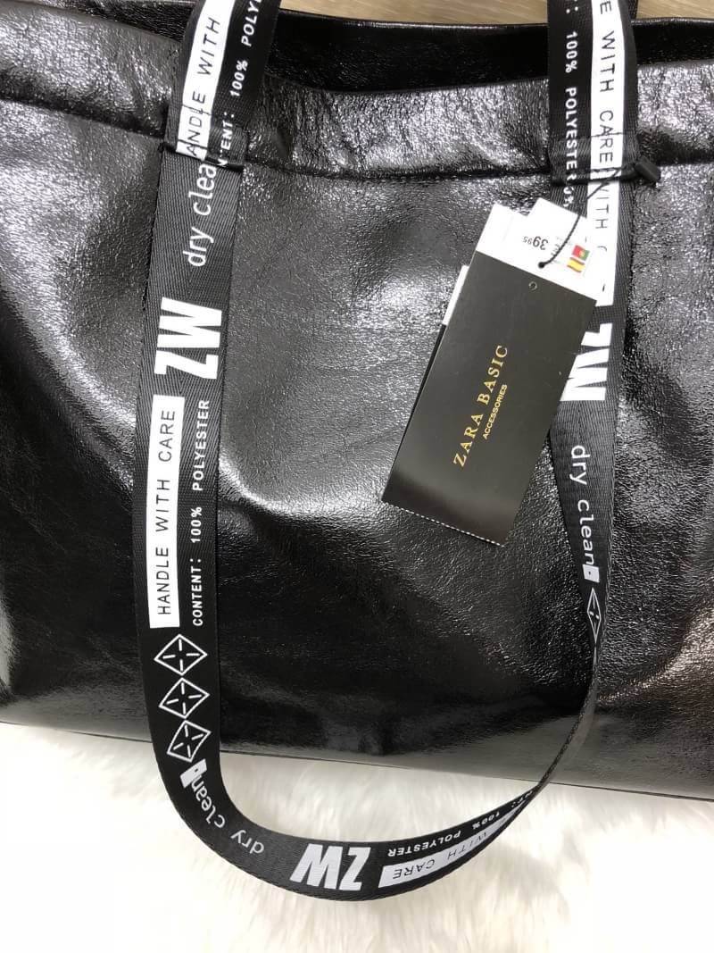 New in!!! ZARA HANDLE BAG Best seller !!! พร้อมส่งรุ่นใหม่ล่าสุดปี 2018 กระเป๋าถือหรือสะพายข้าง วัสดุหนังเมทาลิค น้ำหนักเบา ดีไซด์แบบเรียบแต่ดูเก๋ค่ะ รุ่นนี้โดดเด่นตรงสายของกระเป๋า สายพิมตัวอักษรสีขาว ปล่อยสายยาวลงมา รวบเป็นแบบสะพายข้างได้นะคะ เปิดปิดกระเ