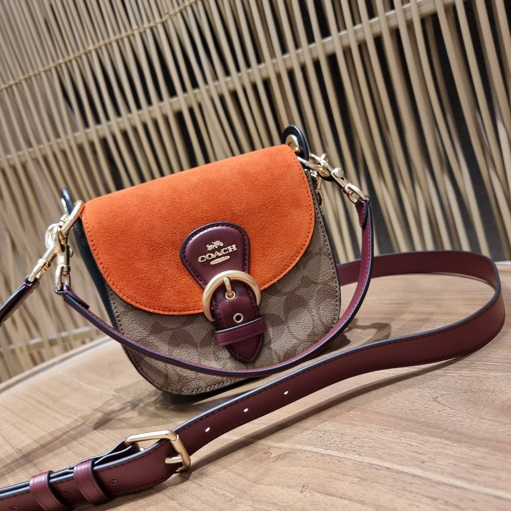 COACH C5691 KLEO SHOULDER BAG 17 IN SIGNATURE CANVAS ใหม่สุด!! สวยหรูไม่มีใครเกิน!! กระเป๋าสะพายสวยครบสูตร แค่เห็นก็ปิ๊ง!!วัสดุหนังแคนวาสสลับหนังแท้ ลงตัวที่หนึ่ง เปิด-ปิดด้วยสายคาดแม่เหล็กในตัว โดดเด่นมากๆ ภายในเป็นช่องโล่ง มีสายสะพายมาให้ถึง 2 แบบ สายคล