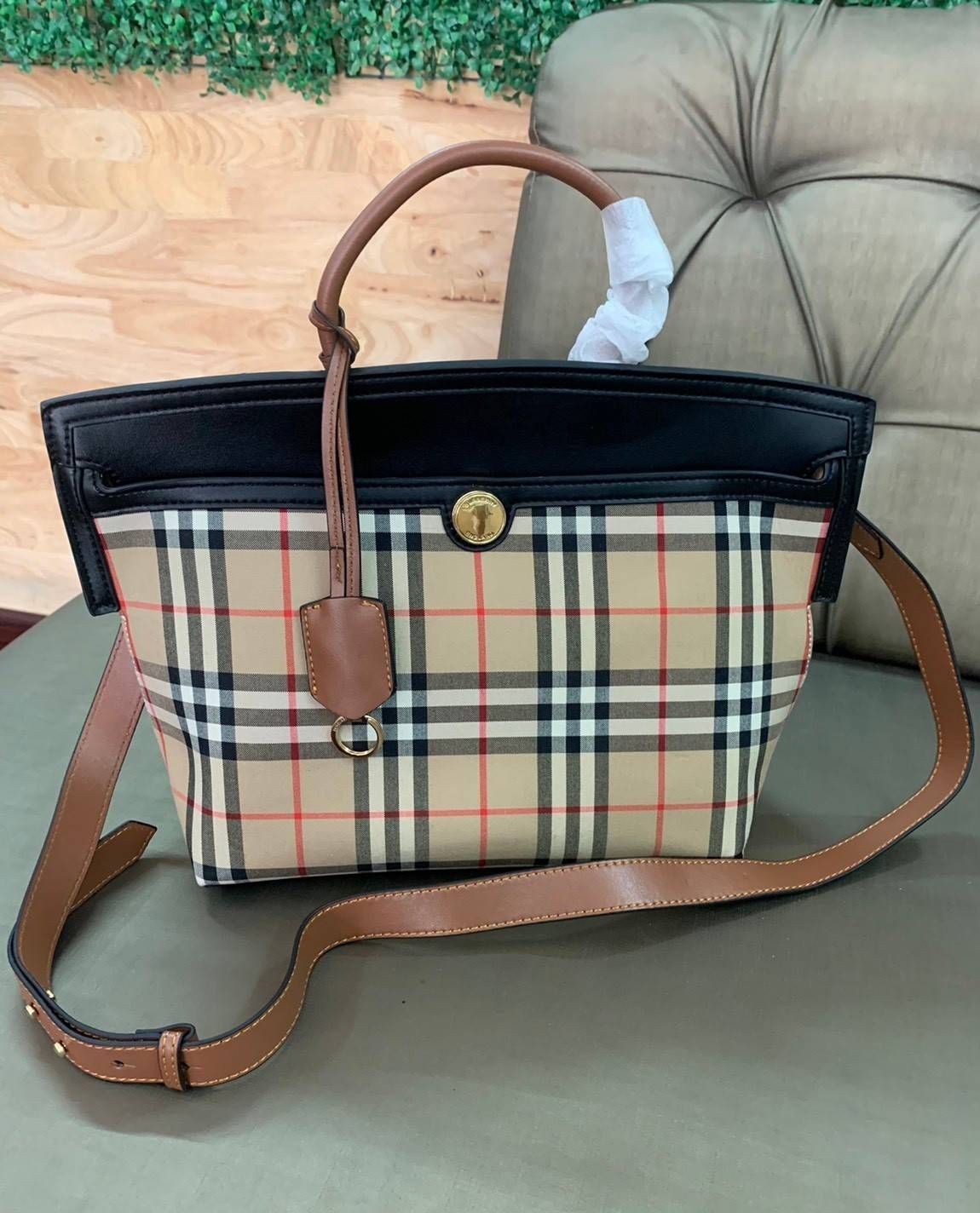 BURBERRY SMALL SOCIETY VINTAGE CHECK TOP HANDLE-NEUTRALS VIP GIFT WITH PURCHASE (GWP) พรีเมี่ยมกิ๊ฟ Limited Edition จาก Burberry กระเป๋าอเนกประสงค์ ที่มีความโดดเด่นด้วยสไตล์วินเทจ ลายSignature pattern งานสวยหรูดูดี ใบนี้เป็น Working Lifestyle สาวมั่นไม่คว
