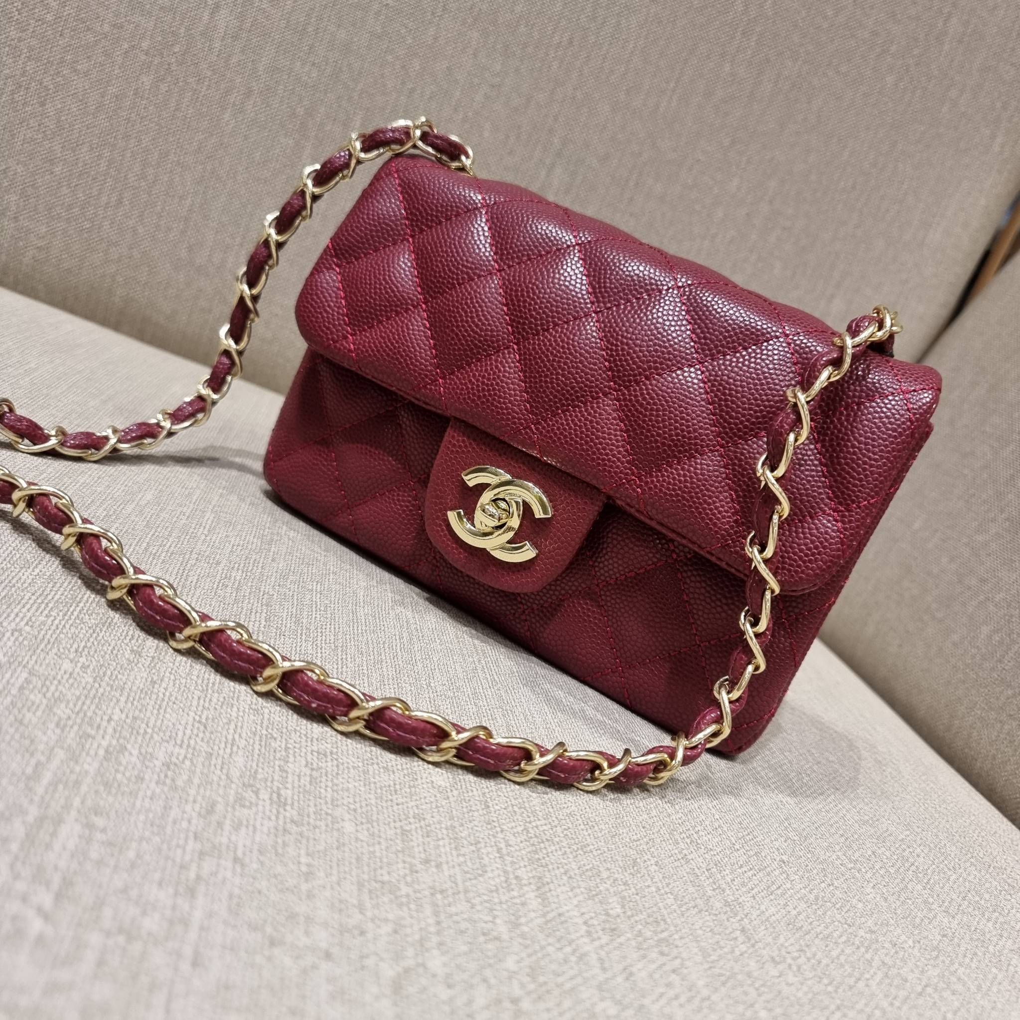 VIP 】3สี คัมแบคทูสต็อค!! จัดมาแน่นๆ พร้อมสีรับความเฮง!! พรีเมี่ยมจากแบรนด์ Chanel vip สุดพิเศษจากเคาน์เตอร์ กระเป๋าสะพาย หนังสังเคราะห์ลายคาร์เวีย หรูหราทั้งอะไหล่เงินและอะไหล่ทอง สะพายแล้วขับผิวมากๆใบนี้ เปิด-ปิดกระเป๋าด้วยตัวบิดล็อค ภายในกระเป๋าบุหนังสี