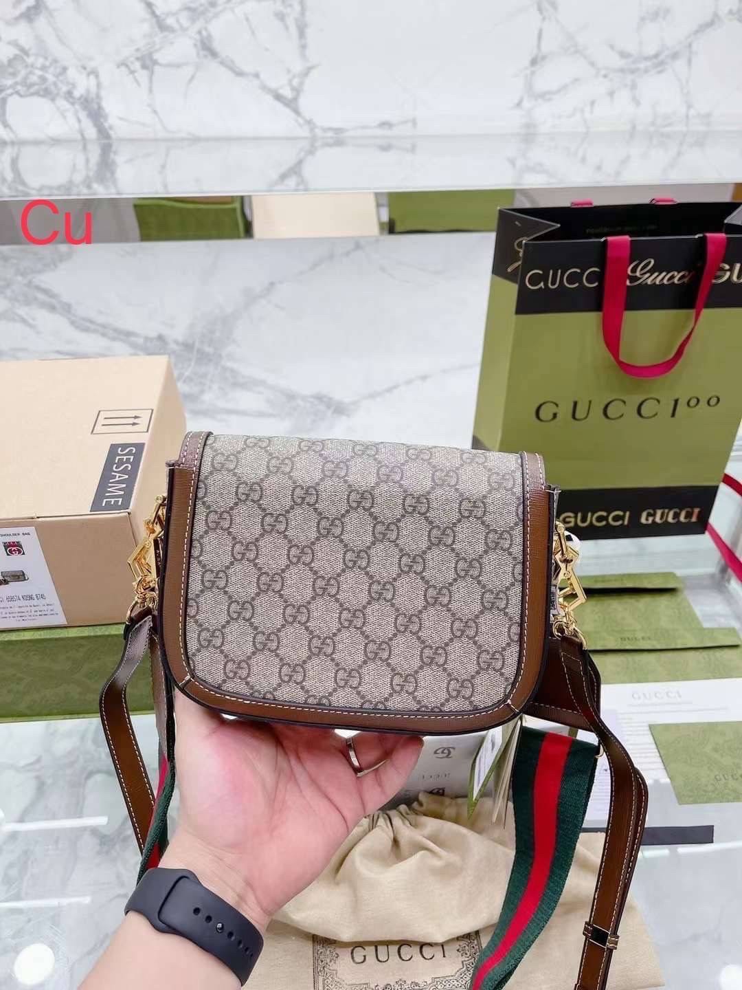 GUCCI HORSEBIT 1955 MINI BAG เกรดออริจินอล กระเป๋าสะพาย crossbody รุ่นฮิต สุดหรูหรา คลาสสิค จุของสำคัญได้เยอะ มาพร้อมสายสะพายยาว 2 เส้น สามารถ ปรับระดับได้ ถอดออกได้ รุ่นนี้ใช้งานดีมาก บอกต่อกันถึงที่สุด ใช้ได้ทุกโอกาส เป็นอีกรุ่นที่โดดเด่นมากๆ