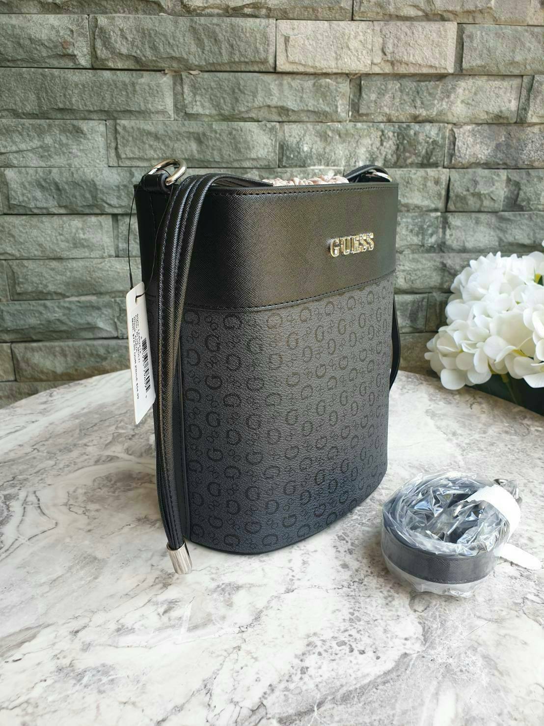 3สี Guess Bucket Bag กระเป๋ารุ่นใหม่ล่าสุด อวดไอเทมแสนเก๋กับกระเป๋าทรงถังสุดน่ารัก พิมพ์ลายรอบใบ วัสดุ Saffiano PU คุณภาพดี นิ่ม น้ำหนักเบา ด้านหน้าประดับด้วยโลโก้แบรนด์สวยโดดเด่น เปิดปิดด้วยเชือกหนังใช้หูรูดปลายเชือกประดับอะไหล่เงินสะดวกใช้ ด้านในโล่งกว้