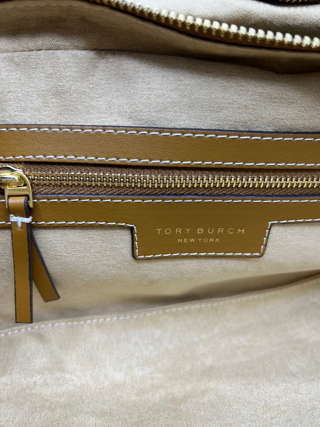 TORY BURCH Small T Monogram Marshmallow Satchel / Tory Burch tote handbag พร้อมส่ง 2 สี ใหม่ล่าสุด กระเป๋าสะพายไหล่ดีไซน์สุดทันสมัย ตัดเย็บสวยงาม ผ้า jacquard ตัดหนัง เปิด-ปิดแบบซิป มีช่องแบ่ง 2 ช่อง มีซิปลับด้านใน ใส่ของได้เยอะมากๆ ค่ะ