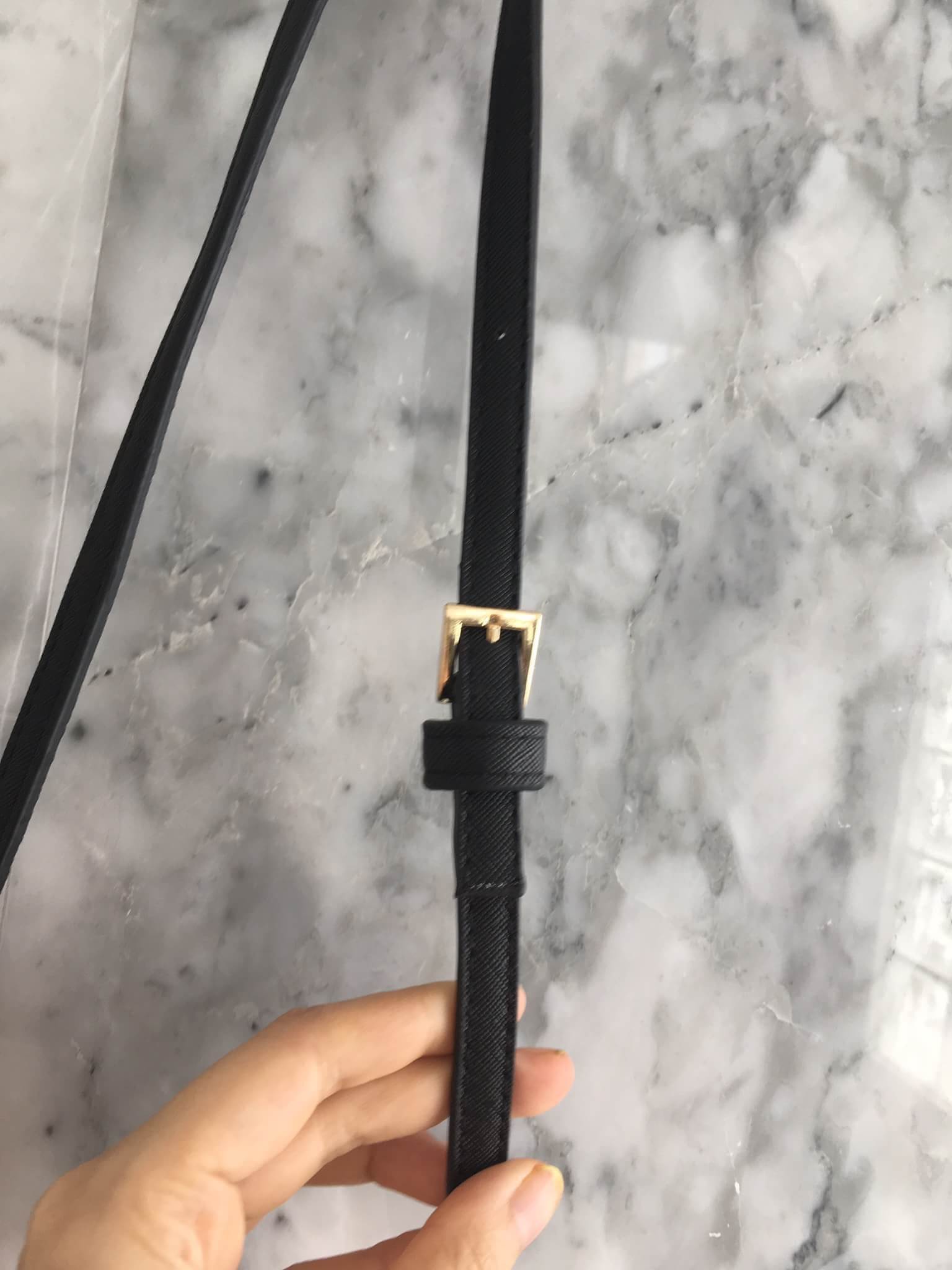 งานพรีเมี่ยมกิ้ฟ จากเคาเตอร์ต่างประเทศคะ ได้ กระเป๋าclutch & shoulder bag จากแบรนด์ Prada มาค่า เป็นกระเป๋าผ้า ไนล่อน น้ำหนักเบา สวยหรู ตามแบบฉบับของแบรนด์เลย ตัวกระเป๋าขนาดกำลังดี ใส่มือถือได้ทุกรุ่น สามารถเก็บสายถือเป็นคลัชออกงานได้คะ หรือ สะพายข้างได้ 