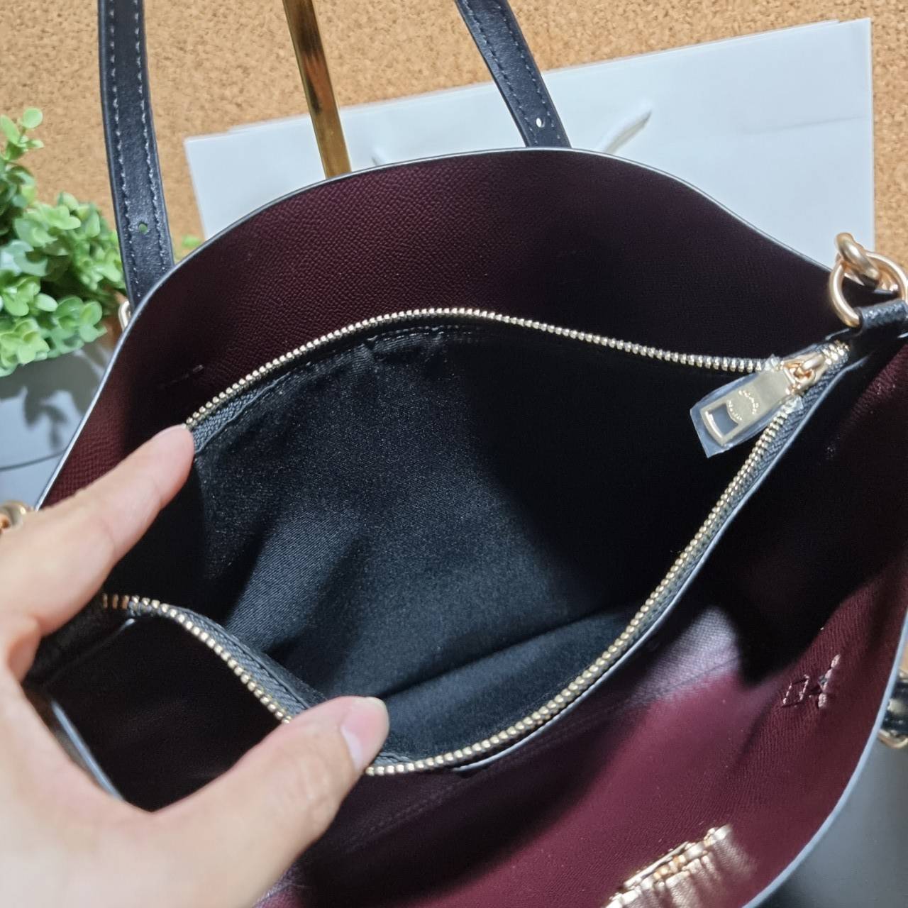 COACH C4250 MOLLIE TOTE 25 IN SIGNATURE CANVAS น้องมาแล้วจ้าาา ใหม่ล่าสุด กระเป๋าโท้ทไซส์เล็กที่สาวๆตามหา ดีไซน์คลาสสิคเหมือนเดิม เพิ่มเติมคือสะดวกขึ้นเยอะ!! ย่อส่วนมาจากใบใหญ่เป๊ะๆ น่ารักน่าใช้มากๆ วัสดุหนังแคนวาสเคลือบลาย ภายในโล่งกว้าง มีช่องซิปกลางใส่