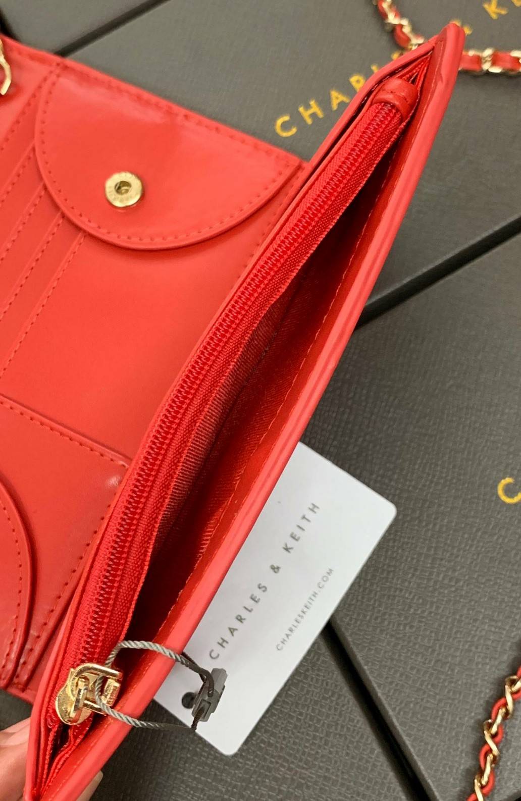 CHARLES & KEITH BAG กลับมาอีกครั้ง รุ่นขายดีค่ะ...กระเป๋าสตางค์มีสายสำหรับสะพายข้างหรือแบบครอสบอดี้ร์ได้ค่ะ วัสดุหนังเรียบ ด้านหน้ามีอะไหล่โลโก้แบรนด์ เปิดปิดกระเป๋าแบบกระดุมแม่เหล็ก ภายในมีช่องใส่ธนบัตร สามารถใส่แบงค์พันได้ค่ะ มีช่องใส่บัตรต่างๆ ช่องซิปส