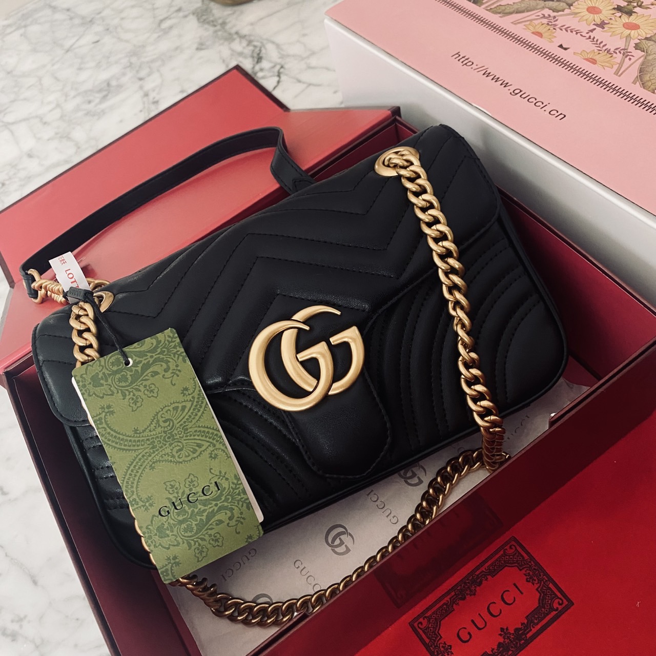 GUCCI GG Marmont Small Shoulder Bag กระเป๋าสะพายรุ่นคลาสสิค แต่งโลโก้สีทองโดดเด่น สวยหรูดูแพงขับผิว อัพลุคได้สบายๆ ด้านหลังดีไซน์รูปหัวใจ 🖤