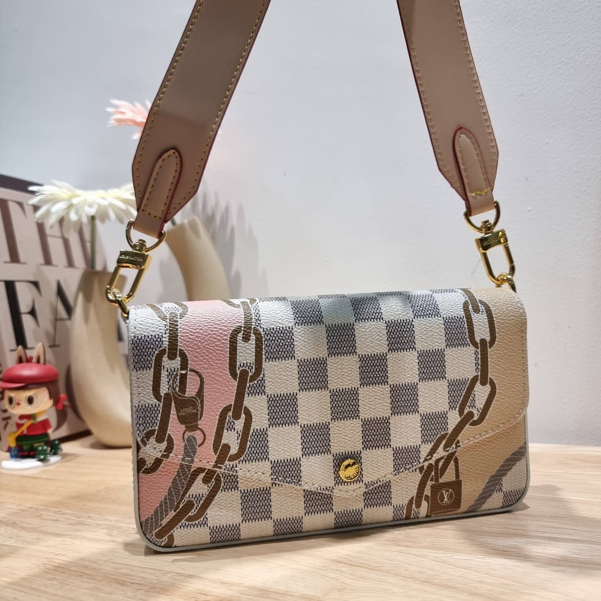 LV Felicie Pochette Damier Azur Canvas - Wallets and Small Leather / LV DAMIER AZUR POCHETTE WITH NAUTICAL PRINT เป็นหนึ่งคอลใหม่ที่มอบสีสันสดใสรับ summer ได้ดี กับกระเป๋าสะพายทรงพอช ดีไซน์ออกมาให้ใช้งานได้หลากหลาย