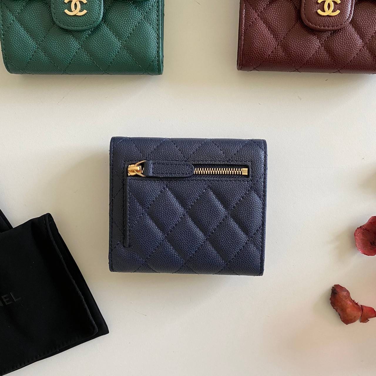 หนังแท้ Chanel Classic small wallet caviar 3 พับ พร้อมส่งที่ไทย รุ่นยอดนิยมไอเท็มฮิตวัสดุหนังแท้คาเวียร์สวยคลาสสิคเปิดปิดด้วยฝาปิดกระดุมด้านหน้ามีโลโก้แบรนด์อะไหล่ทองสวยหรูดูดี ตัวจริงสวยน่าใช้ Chanel mini นาทีนี้กำลัง in สุดๆ ภาพสินค้าถ่ายจากงานขายจริง ใ