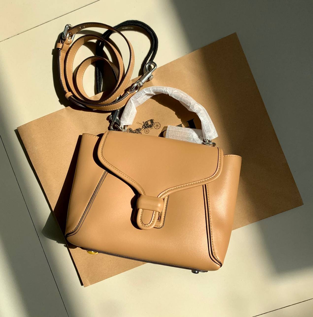 COACH COURIER CARRYALL 23 IN COLORBLOCK SIGNATURE CANVAS พร้อมส่ง 7 แบบ พร้อมส่ง ลุคดูไฮสุดๆค่ะ! กระเป๋าสะพายหนังหรูหราและคลาสสิค หนังแท้ชั้นดีที่สุด น้ำหนักเบา หนังสวยมากก สัมผัสแล้วหลงรักแน่นอนจ้าา😘