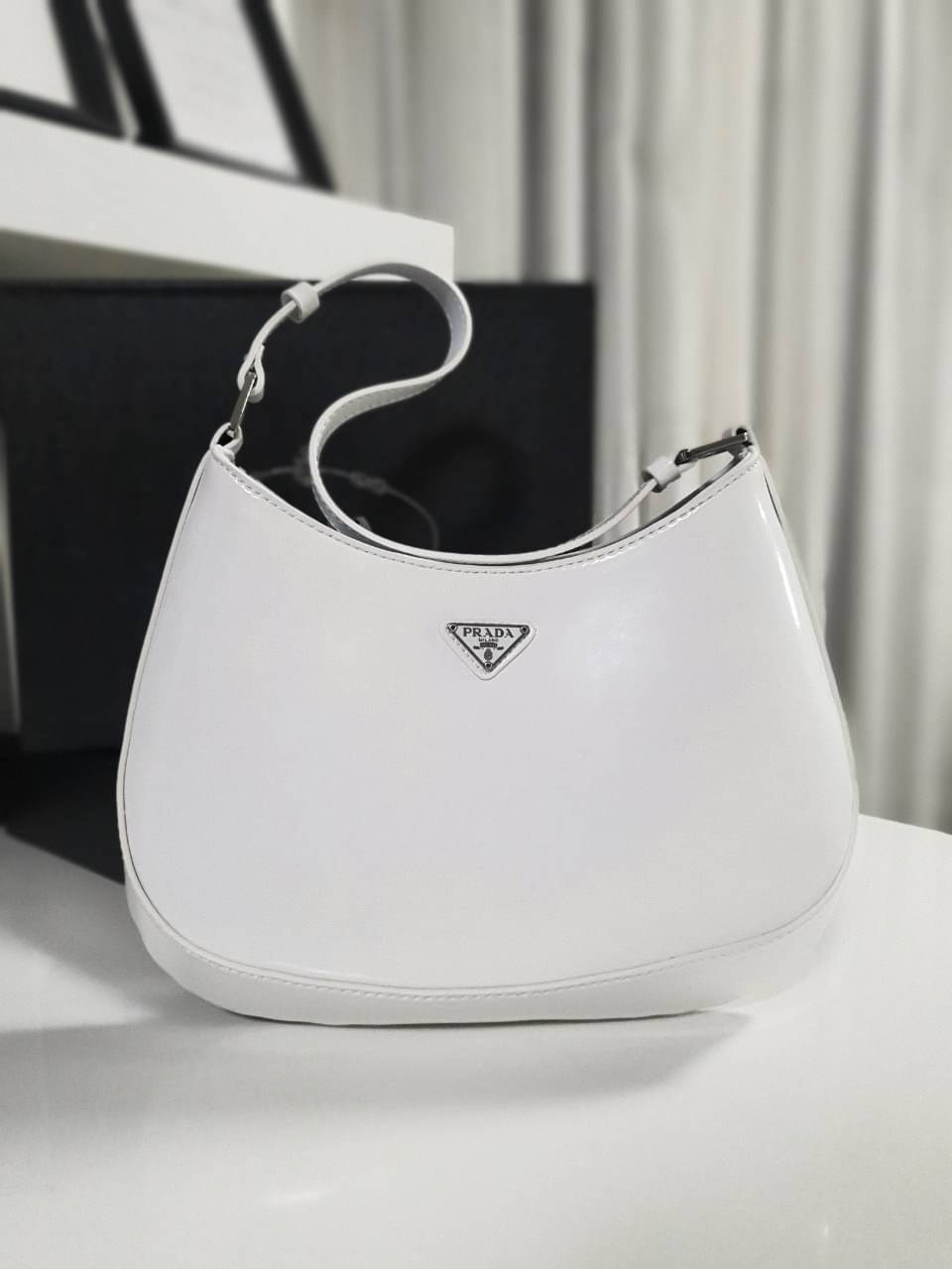 Prada Cleo brushed leather shoulder bag กระเป๋าทรงสวยยอดฮิต กับแบรนด์ PRADA งานพรีเมียมกิ้ฟท์จากแบรนด์ ทรงสะพายไหล่สวยหรูอยู่ทรง PRADA CLEO หนังเรียบดำเงาหรูสุดคลาสสิต เปิดปิดด้วยกระดุมอะไหล่เงินทั้งใบ ด้านในใส่กระเป๋าสตางค์ยาว มือถือ ของจุกจิกได้เยอะ มีป
