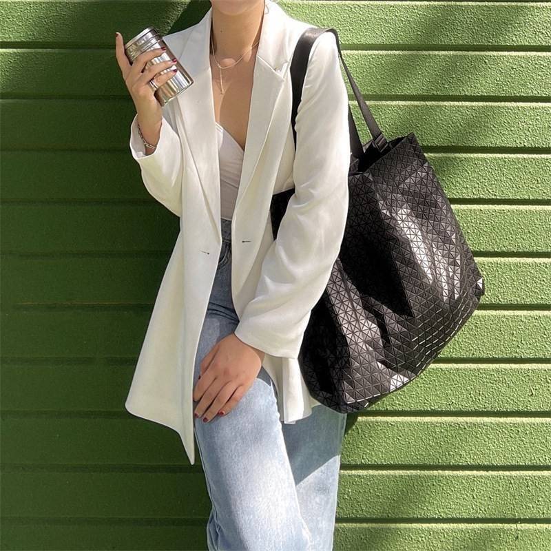 ORI 🥂 Baobao Issey Miyake Cart geometric tote bag / Miyake Cart Tote Bag รูปทรงที่สร้างขึ้นโดยบังเอิญ' เสื้อผ้าที่มีโครงสร้างและได้รับการออกแบบทางวิศวกรรมอันเป็นเอกลักษณ์ของแบรนด์ ส่งต่อไปยังเครื่องประดับที่น่าประทับใจและไร้กาลเวลาเหล่านี้ กร