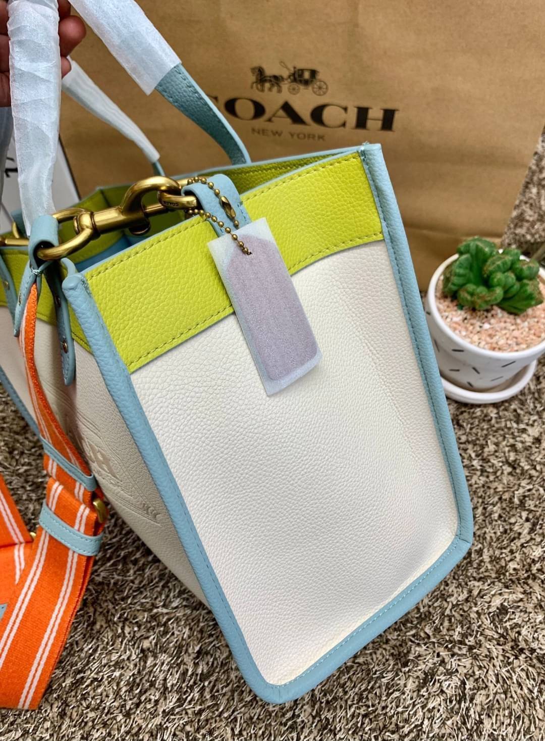COACH FIELD TOTE 30 IN COLORBLOCK WITH COACH BADGE ((C0777)) พร้อมส่งอีกครั้ง! ไม่มีสักใบยังไงไหว สีคือผู้ดี แจ่มใส ละมุนตา ไม่ฉูดฉาด แถมคุณภาพเต็ม100 เหมือนเดิมเลยค่ะ! กระเป๋าทรงTote ใบใหญ่ หนังแท้อย่างดี ลายหนังสวยมากๆ หลงรักแน่นอน คอนเฟิร์มค่าา! สีที่ใ