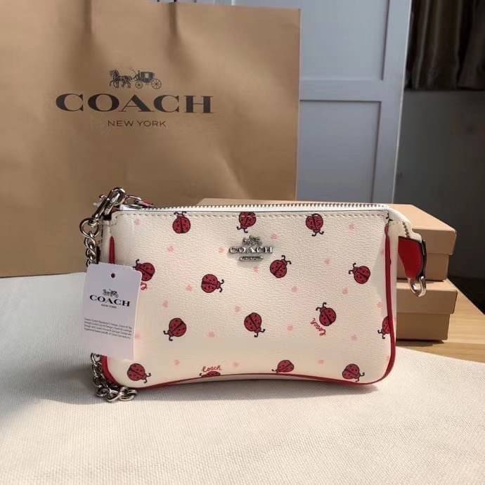 OUTLET 】Coach Signature Top Handle Coach Pouch with Strawberry, Watermelon, Ladybug พร้อมส่งที่ไทย เป็นอีกรุ่นหนึ่งที่ได้รับความนิยมในหมู่สาว ๆ ค่ะ นอกจากราคาจะไม่สูงแล้ว ยังมีรูปทรงที่น่าสนใจอีกด้วย กะทัดรัดแต่ใช้งานง่าย เหมาะกับทุกโอกาส สำหรับกระเป๋าคล้