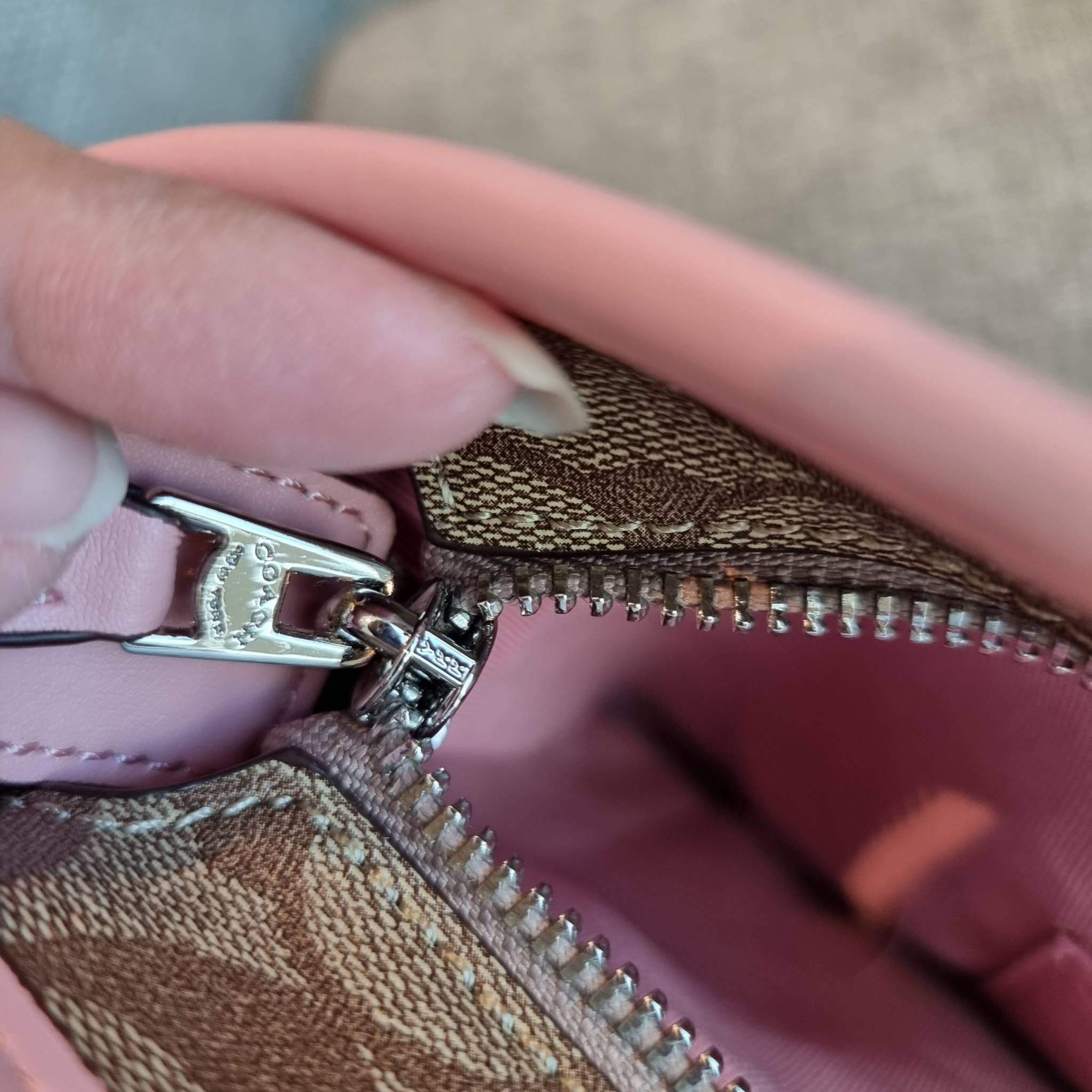 OUTLET 】COACH F58292 CITY ZIP TOTE IN SIGNATURE 16" รุ่นขายดี!! ไซส์ใหญ่ สีสวยมาให้แบบจัดเต็ม!! กระเป๋าถือทรงโท้ทใบใหญ่ สวยน่าใช้ทุกสี สะพายคล้องไหล่ได้เก๋ๆ จุของแน่นๆไปเลยจ้า!! วัสดุหนังแคนวาสคุณภาพ ปากกระเป๋าเปิด-ปิดด้วยซิป กันของหล่นได้ ถือไปไหนก็