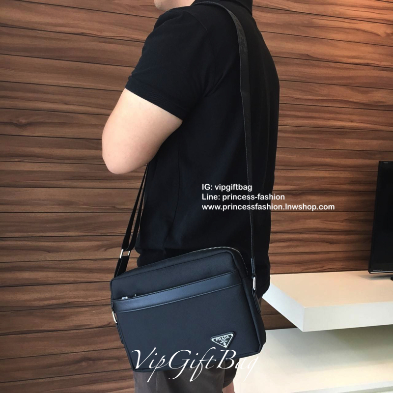 New Must Have For Men 👍👍 กับงานพรีเมี่ยมกิ้ฟแบรนด์ดังอย่าง prada ทรง messenger ทรงยอดฮิต สำหรับท่านชาย เนื้อผ้า Polyester ขนาดใหญ่ จุของได้มาก ใส่ipad labtop หนังสือ ได้หมดคะ เปิดปิดด้วยซิปอะไหล่เงิน บุด้วยผ้าสีดำปั้มแบรนด์ สวยงามมากคะ อะไ