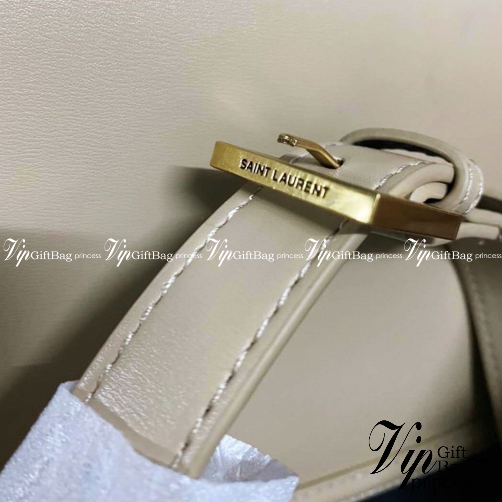 ไอเท็มขึ้นแท่น the best seller!! YSL SOLFERINO SATCHEL LEATHER / YSL crossbody bag กระเป๋าสะพายข้าง โลโก้โดดเด่น ดีเทลดูแพงด้วยตัวล็อค ใช้งานง่าย แน่นหนา งานหนังสวยเต็มใบ ภายในเป็นช่องโล่ง ใส่ของสำคัญได้เลยสบายๆ สายสะพายครอส ปรับใช้ได้ตามตัว ใบจริงสวยคม ร