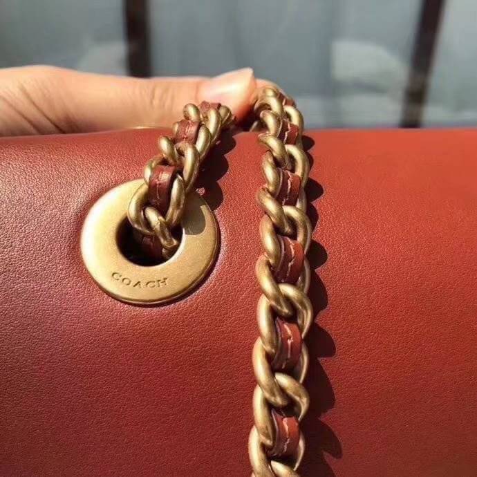 COACH 30585 PARKER IN SIGNATURE CANVAS With Tea Rose สินค้าใหม่ทรงน่ารัก ใช้แล้วดูแพงมากกก มีช่องใส่ขนาดกว้าง ใส่ของได้จำนวนมาก สามารถสะพายข้างแบบโซ่คู่ แบบคุณนาย หรือสะพายเป็น crossbody โดดเด่นด้วยลายsignature coach ใครยังไม่มีห้ามพลาดดดเลยนะ ของสวยจริง