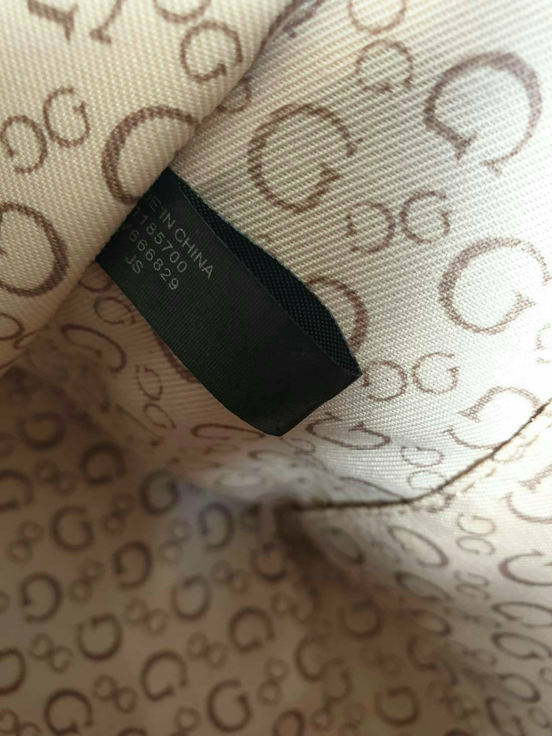 Guess Group Agata Dome Bag กระเป๋ารุ่นใหม่ล่าสุด!!! อวดไอเทมแสนเก๋กับกระเป๋าทรงโดม ทรงยอดนิยม สวยคลาสสิค สุดน่ารัก พิมพ์ลายรอบใบ วัสดุ Saffiano PU คุณภาพดี นิ่ม น้ำหนักเบา ด้านหน้าประดับด้วยโลโก้แบรนด์สวยโดดเด่น เปิดปิดด้วยซิปสะดวกใช้ ด้านในโล่งกว้างมีช่อ