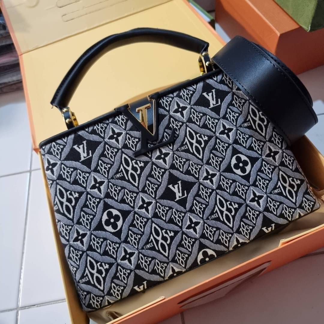 LV capucines top handle with vintager 1854 / LV SINCE 1854 CAPUCINES MM ที่สุดของความสวยในดีไซน์คลาสสิคย้อนยุค กระเป๋าถือสุดหรู มาพร้อมหูจับในตัว ด้วยรูปทรงวินเทจและวัสดุผ้าแคนวาสคละลายเต็มใบ สร้างดีเทลให้ไอเท็มนี้ได้ลุคผู้ดีไปอีก และยังมีลูกเล่นที่ฝาปิดก