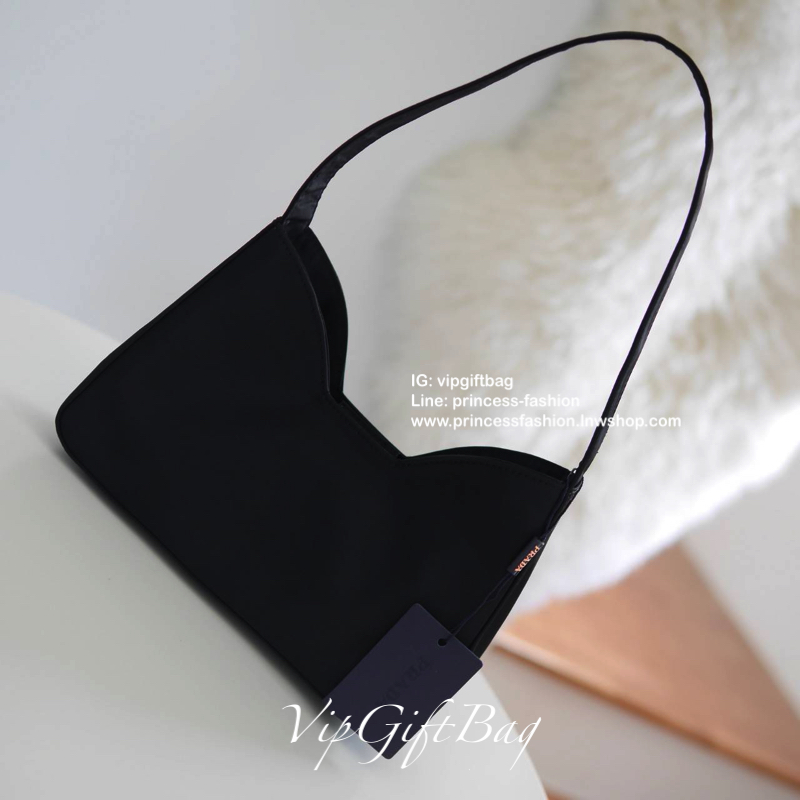 สไตล์คล้องแขนรุ่นใหม่ จากแบรนด์ Prada ขนาดกะทัดรัด แต่ใส่ของได้เยอะคะ ใสกระเป๋าตังยาว ได้สบายๆคะ จะคล้องมือ คล้องแขน สะพายไหล่ แบบไหนก็สวยหรูเหมือนกันคะ ทรงออกแบบมาเพื่อ สาวๆเลยคะ สวยหรูดูแพงมากคะ ทางร้านคอนเฟริมเลยคะ ด้านข้างมีโลโก้แบรนด์ สะดุดตา ดูแพงมา